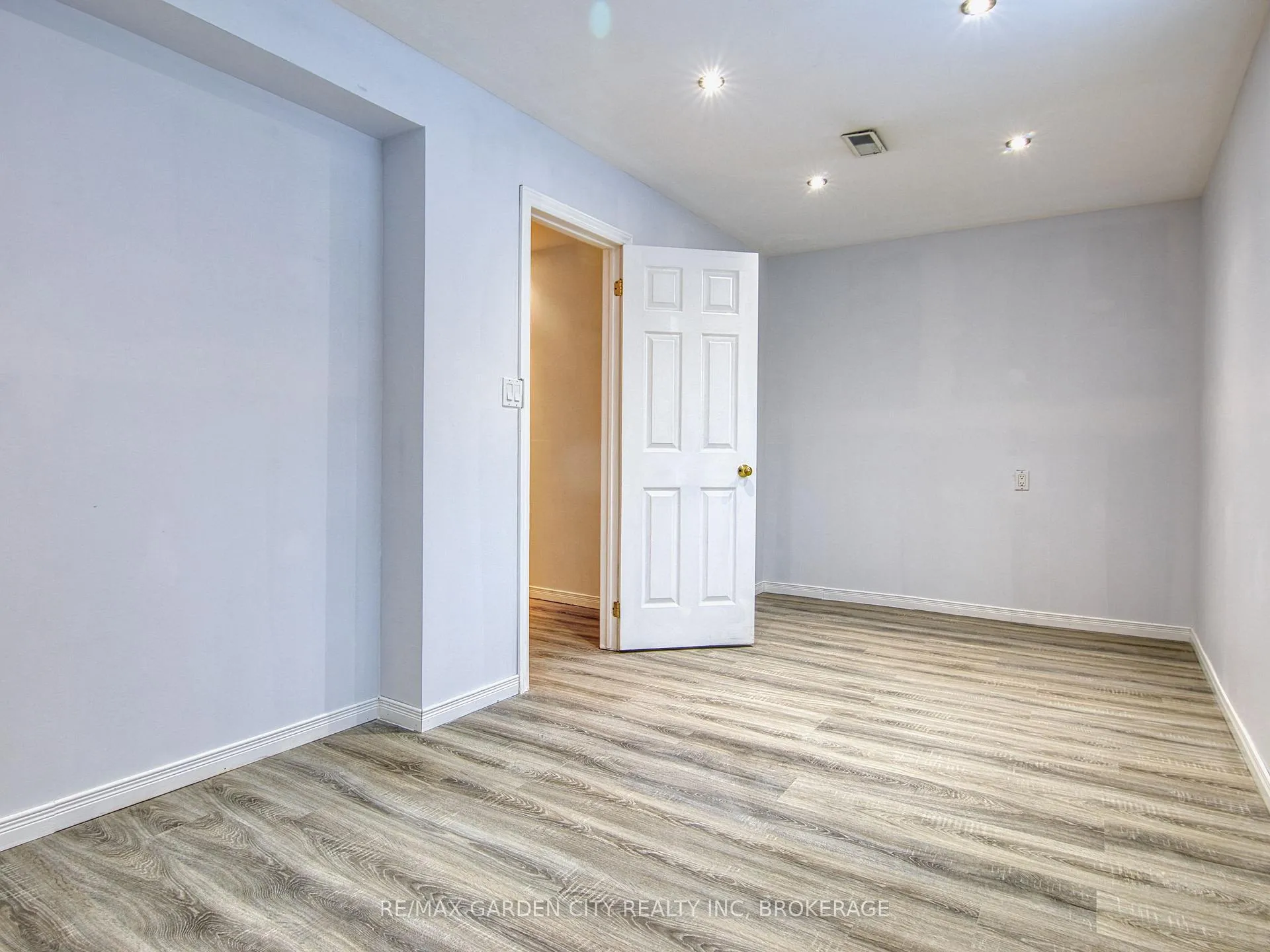 Photo 39 of 11 Cozocar Crescent, St. Catharines, Rykert/Vansickle — HOMEH