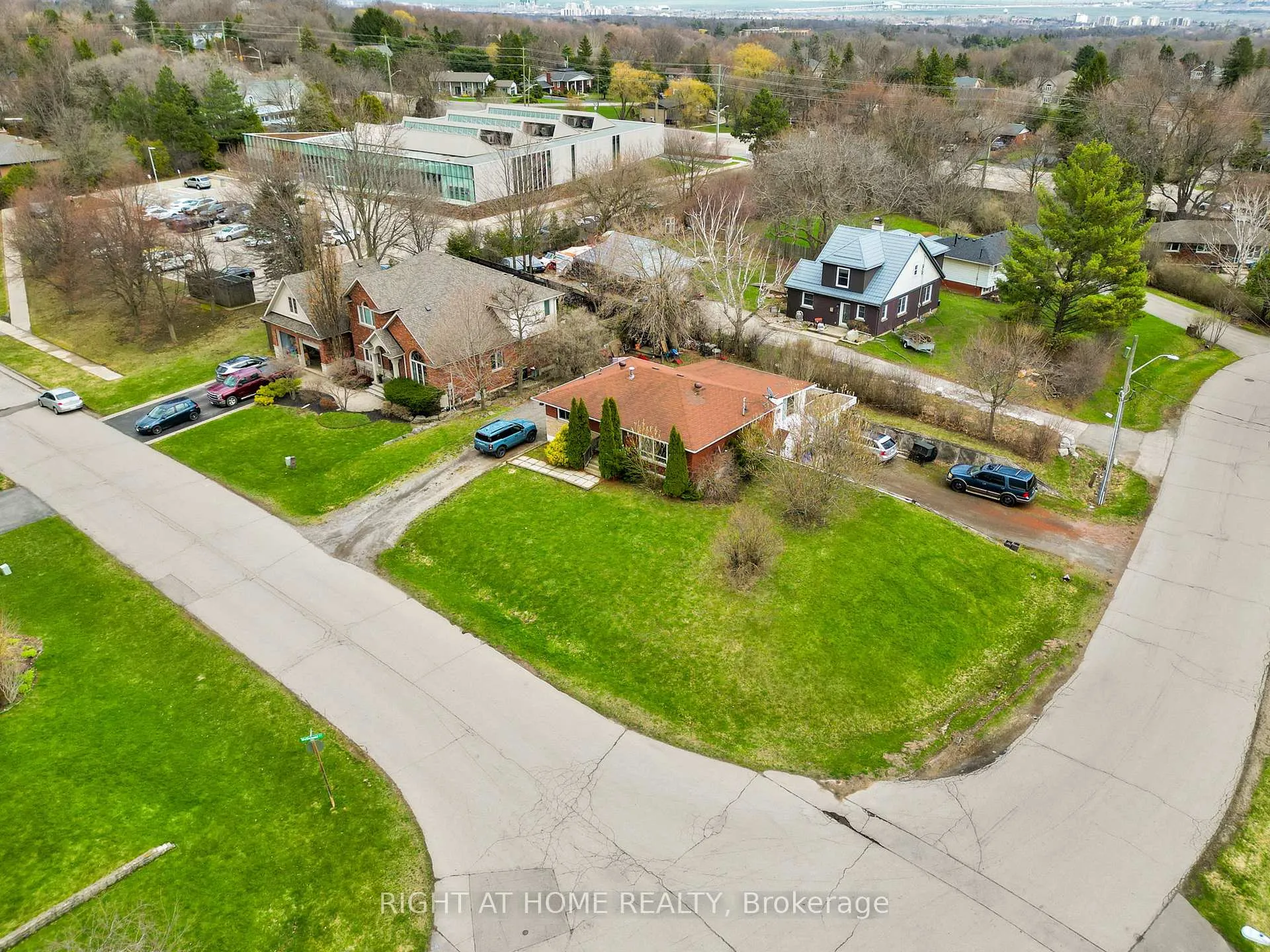 Photo 1 of 13 Mcdonald Court, Hamilton, Waterdown — HOMEH