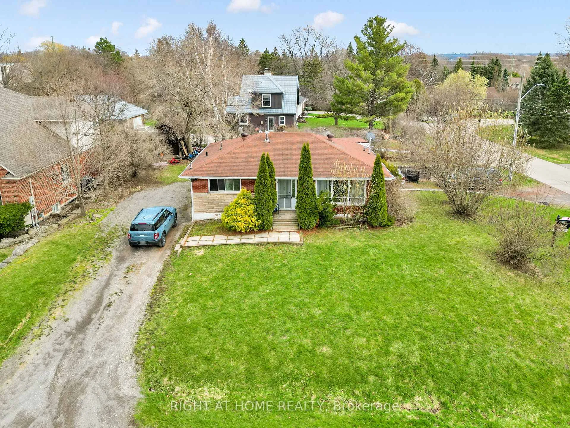 Photo 2 of 13 Mcdonald Court, Hamilton, Waterdown — HOMEH