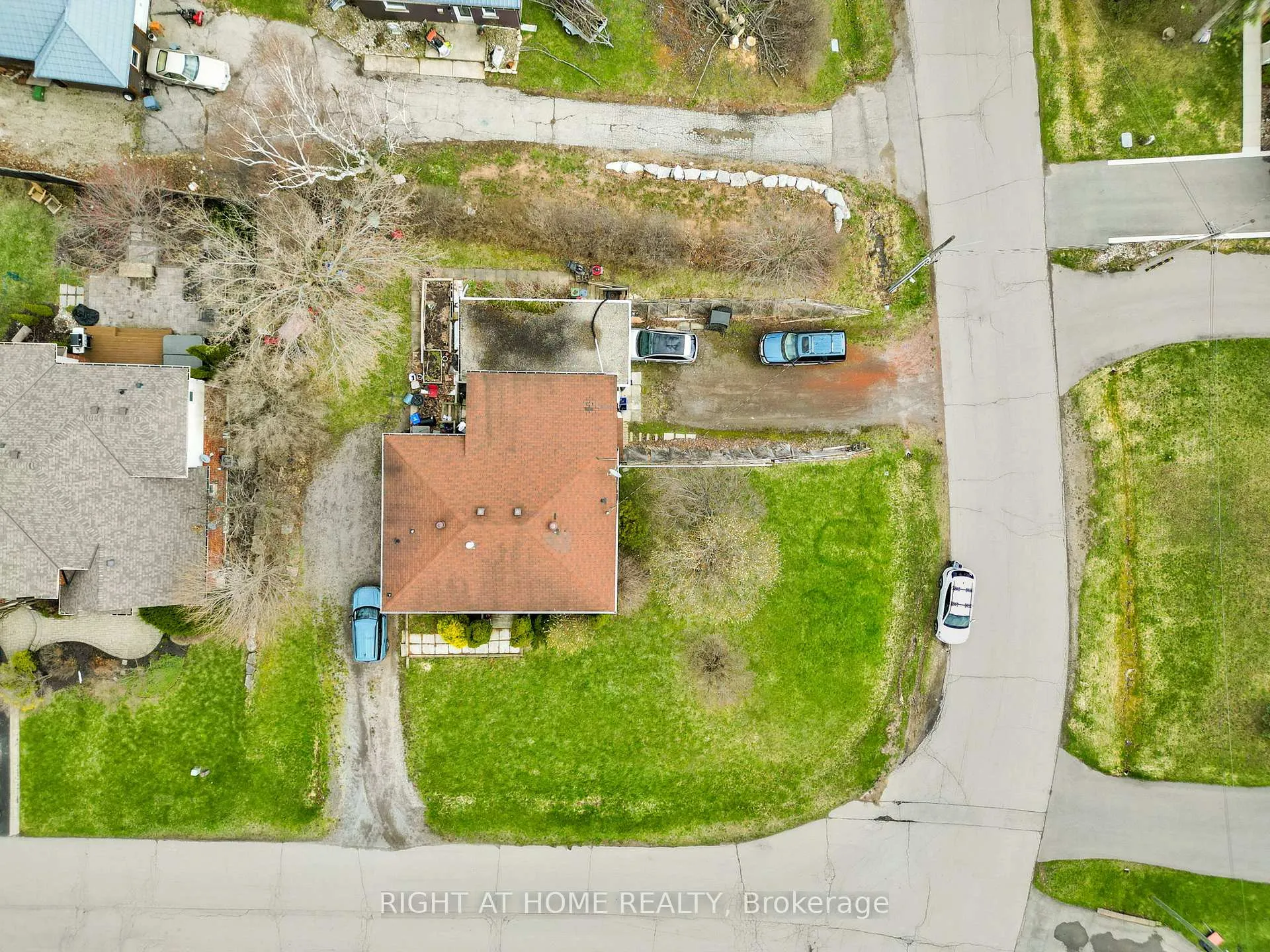 Photo 3 of 13 Mcdonald Court, Hamilton, Waterdown — HOMEH