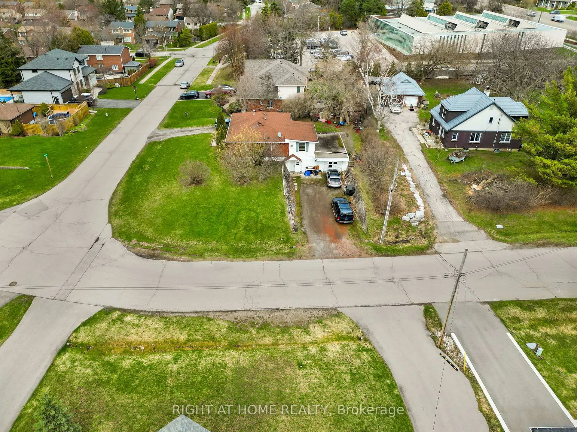 Photo 4 of 13 Mcdonald Court, Hamilton, Waterdown — HOMEH
