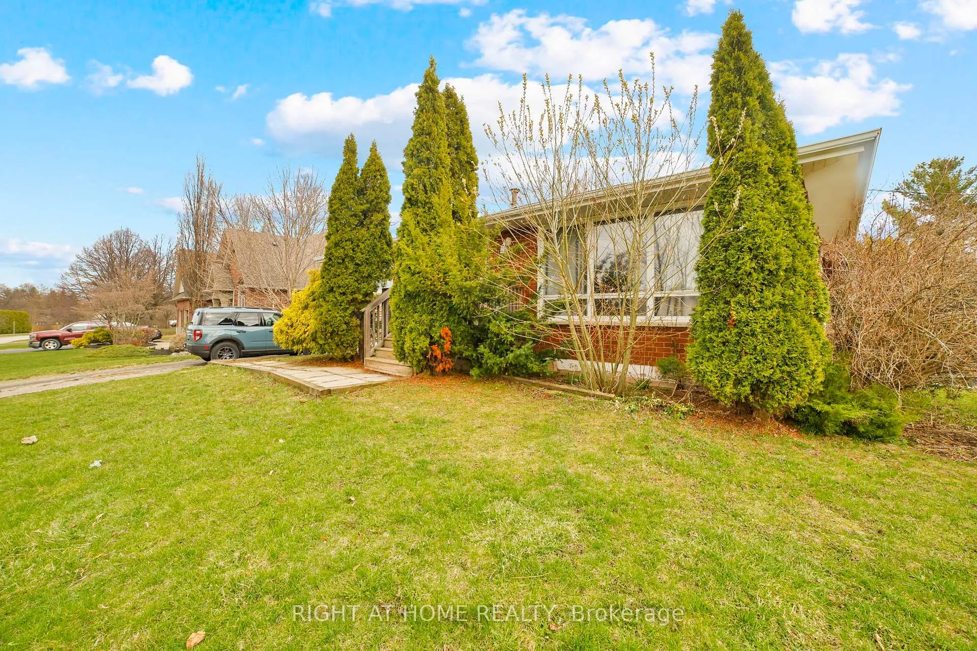 Photo 5 of 13 Mcdonald Court, Hamilton, Waterdown — HOMEH