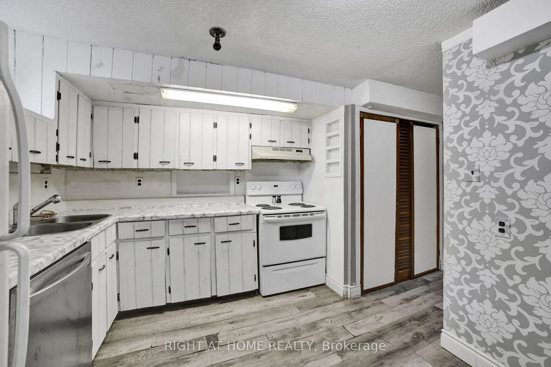 Photo 9 of 13 Mcdonald Court, Hamilton, Waterdown — HOMEH