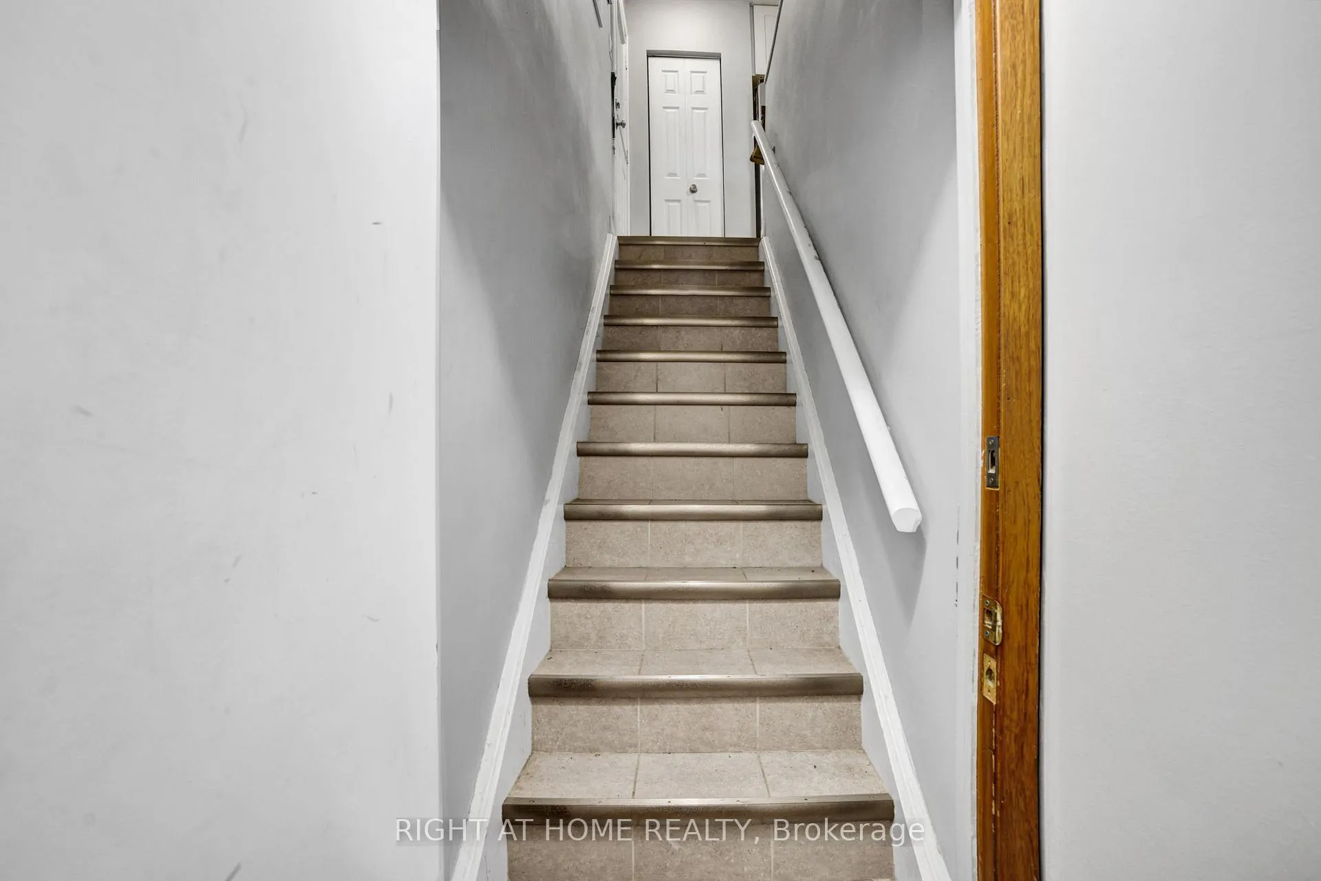 Photo 10 of 13 Mcdonald Court, Hamilton, Waterdown — HOMEH