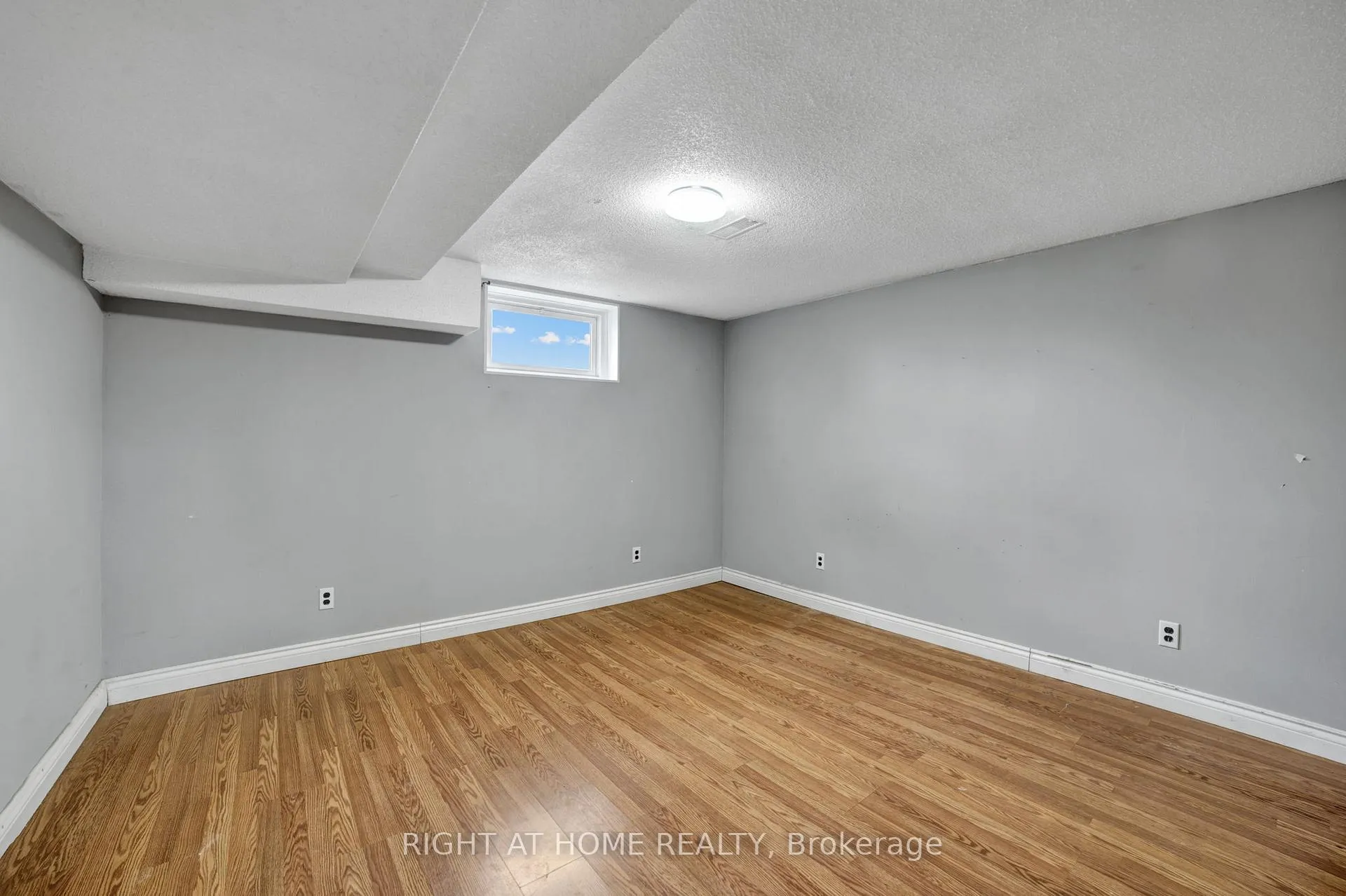 Photo 12 of 13 Mcdonald Court, Hamilton, Waterdown — HOMEH