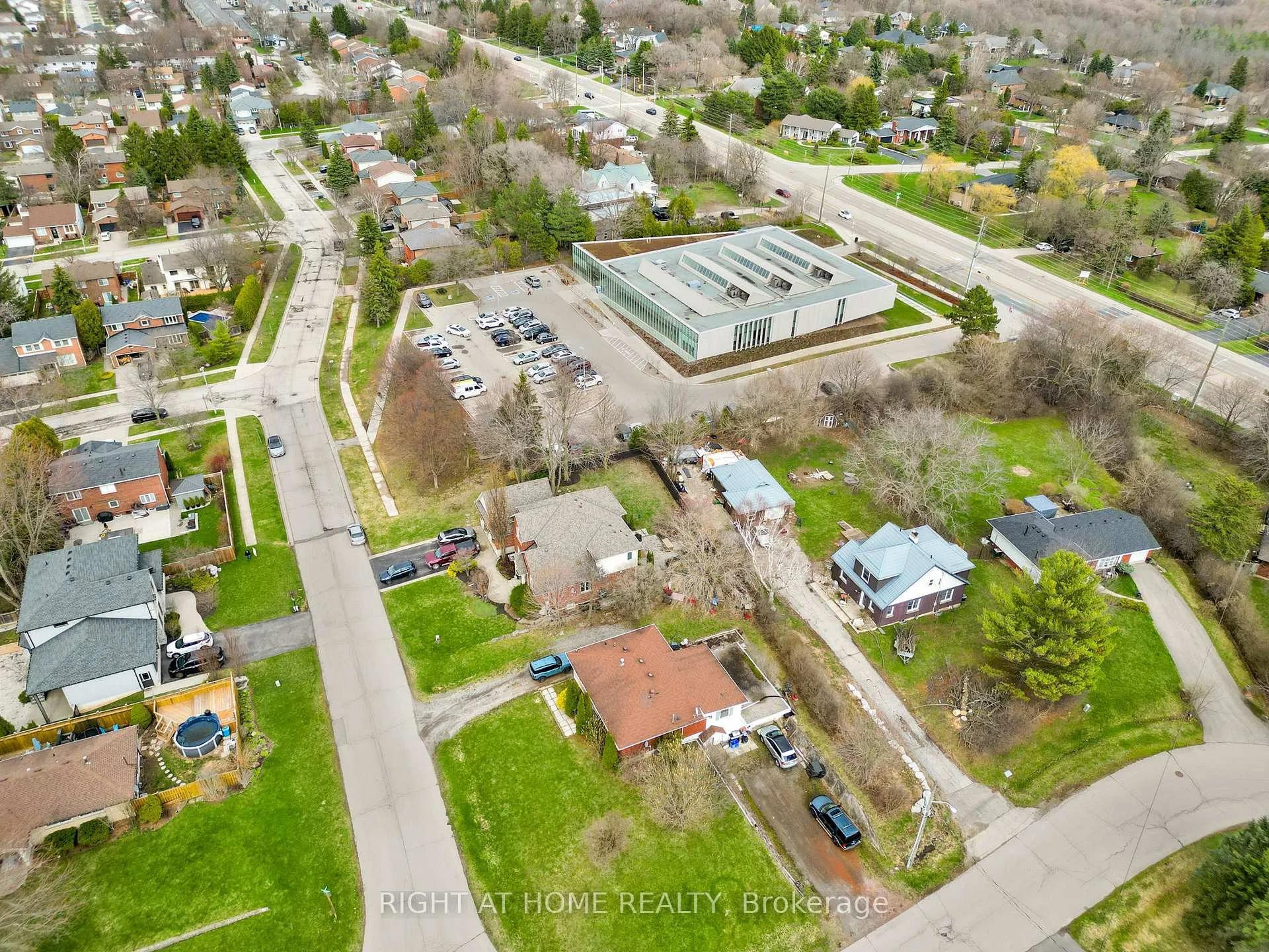 Photo 15 of 13 Mcdonald Court, Hamilton, Waterdown — HOMEH
