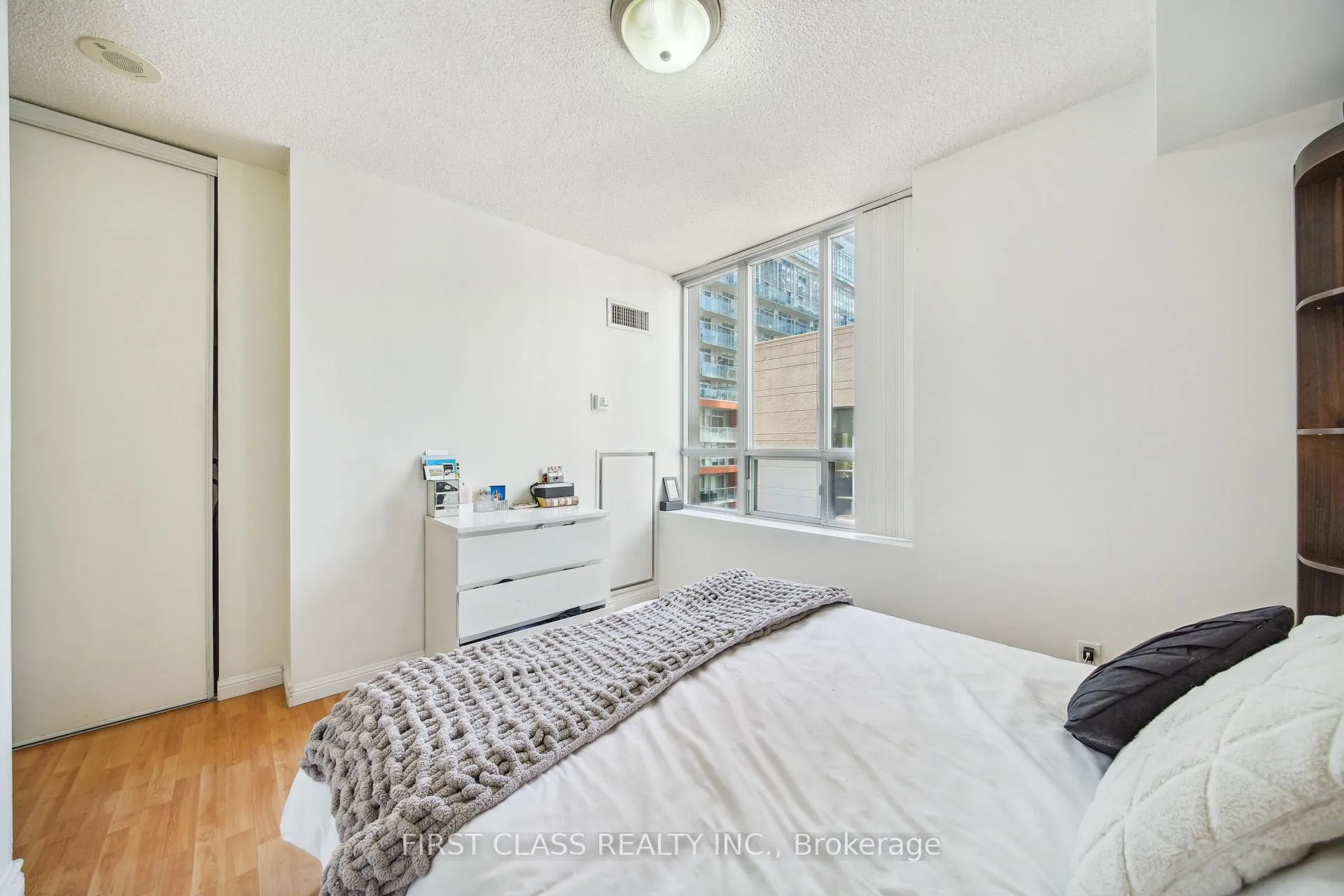 Photo 8 of Unit 619, 140 Simcoe Street, Toronto, Waterfront Communities — HOMEH