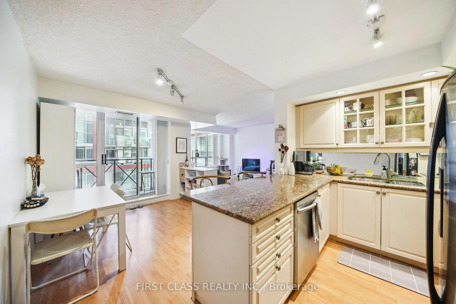 Photo 9 of Unit 619, 140 Simcoe Street, Toronto, Waterfront Communities — HOMEH