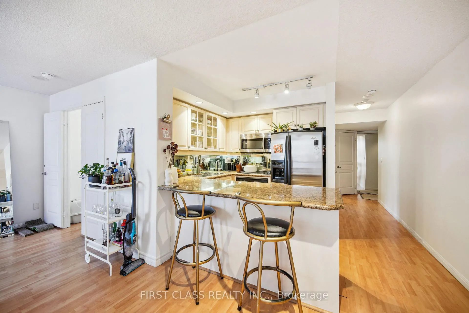 Photo 11 of Unit 619, 140 Simcoe Street, Toronto, Waterfront Communities — HOMEH