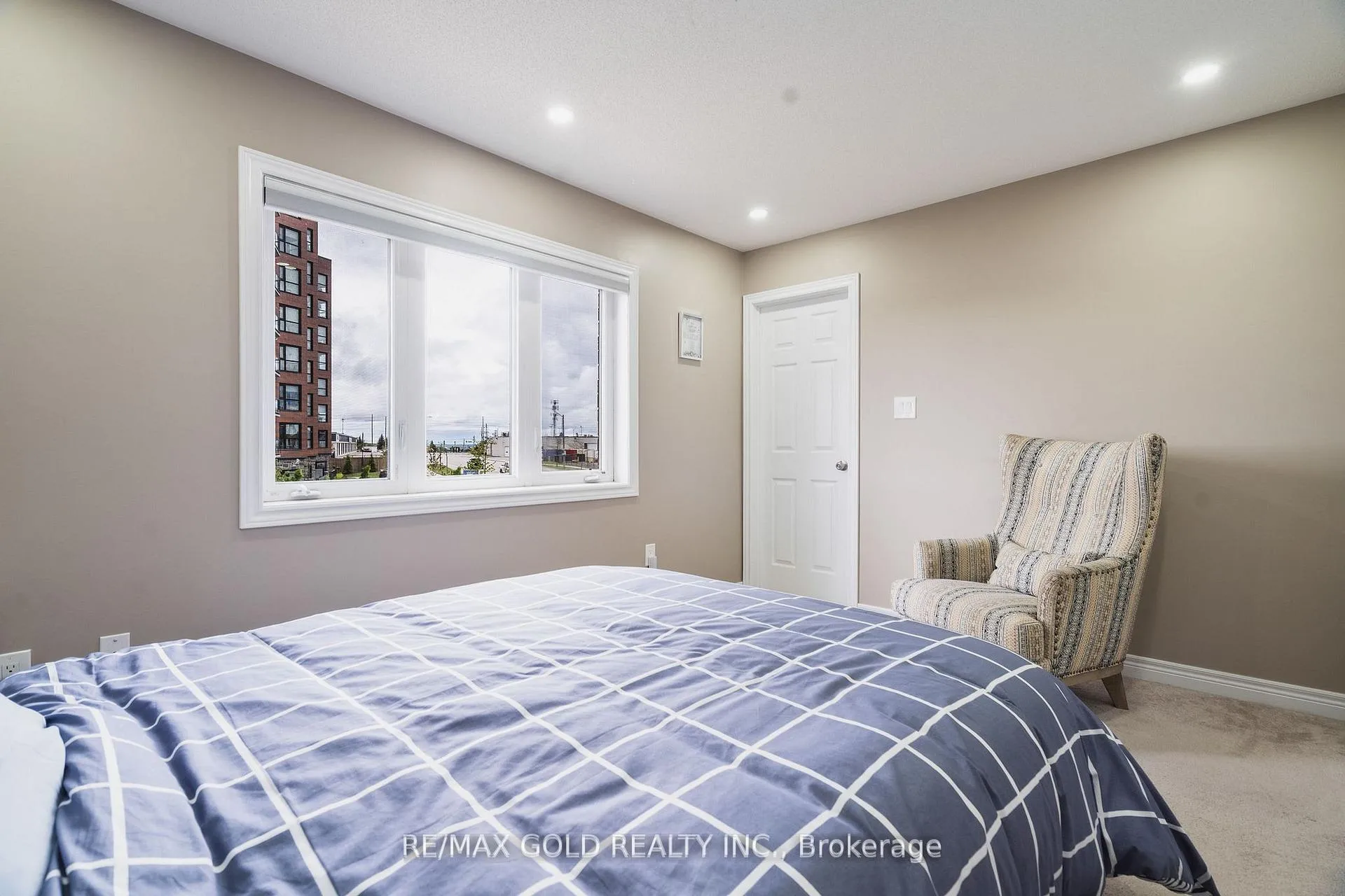 Photo 12 of 56 Snelgrove Crescent, Barrie, West Bayfield — HOMEH