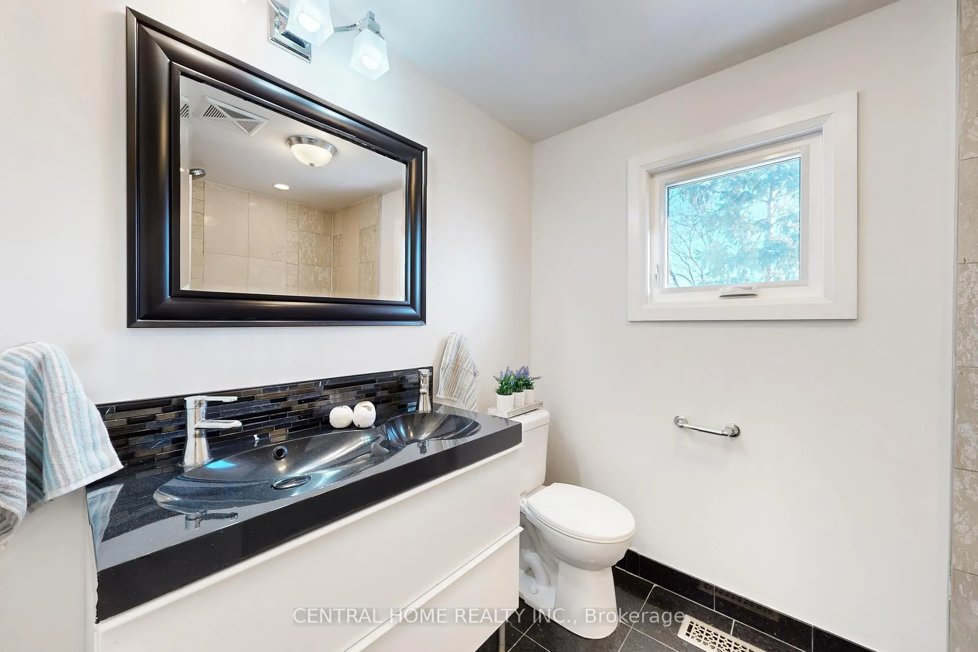 Photo 6 of 30 Moffat Crescent, Aurora, Aurora Heights — HOMEH