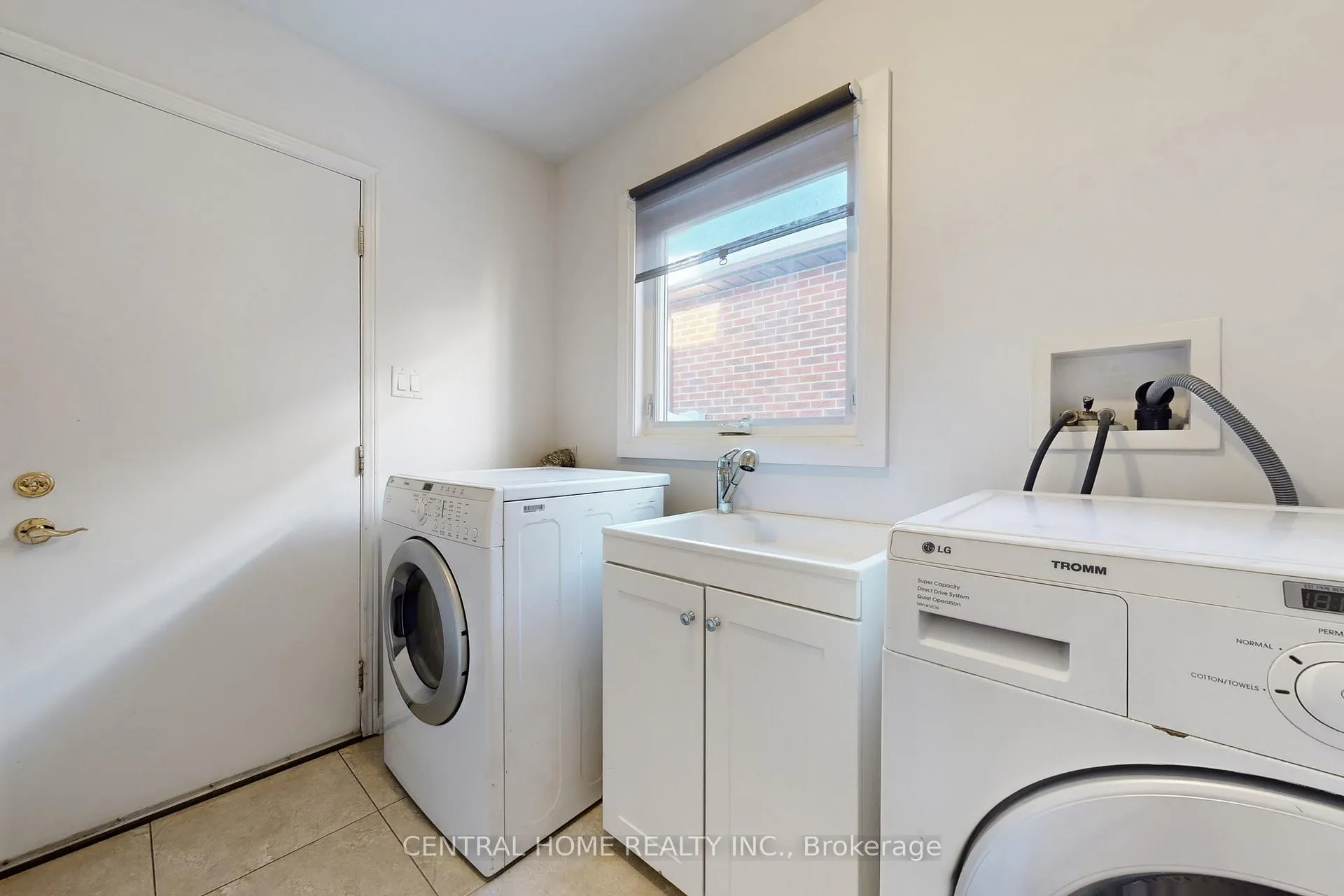 Photo 7 of 30 Moffat Crescent, Aurora, Aurora Heights — HOMEH