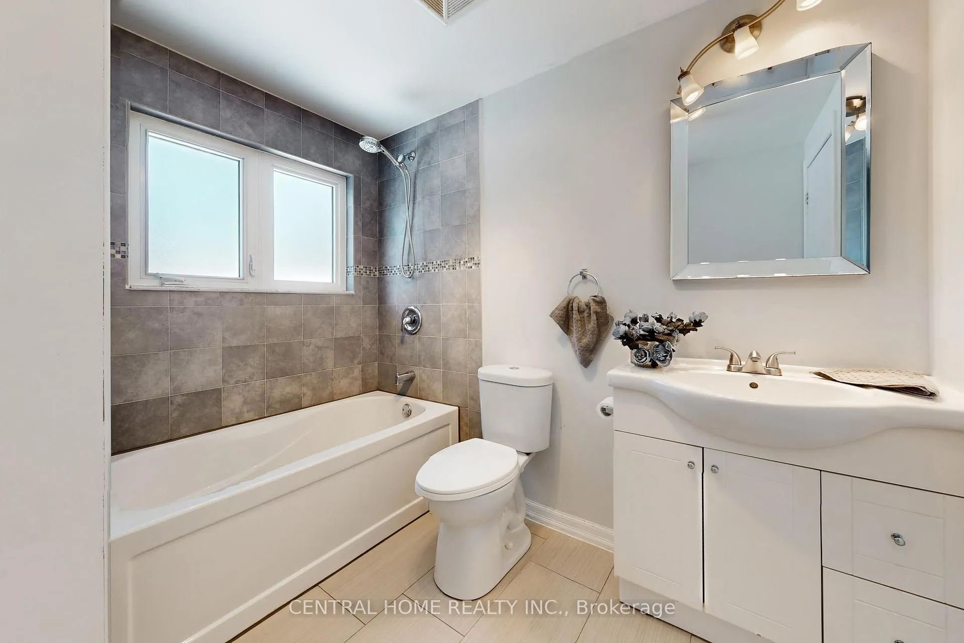 Photo 20 of 30 Moffat Crescent, Aurora, Aurora Heights — HOMEH