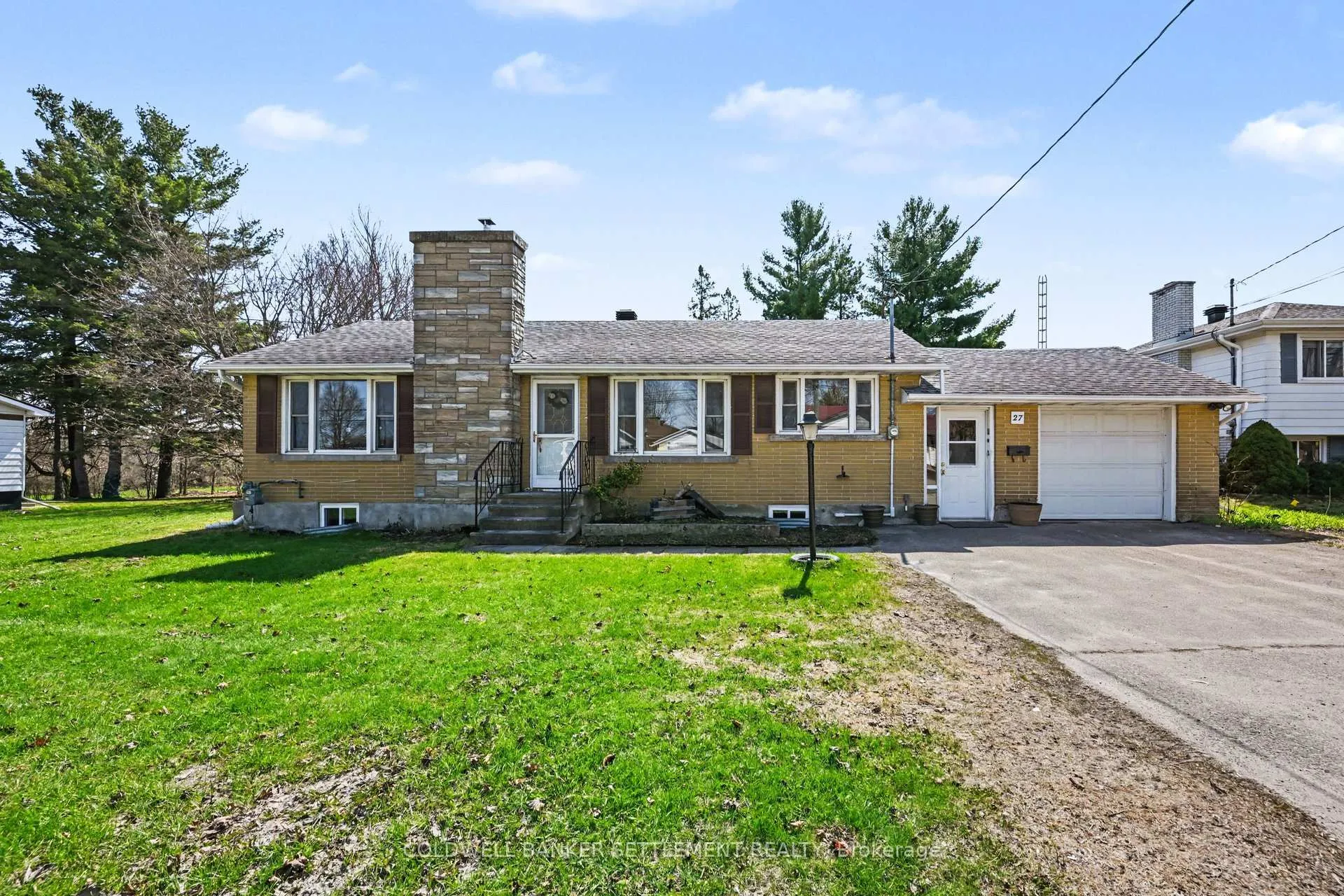 Photo 1 of 27 Broadview Avenue W, Smiths Falls — HOMEH