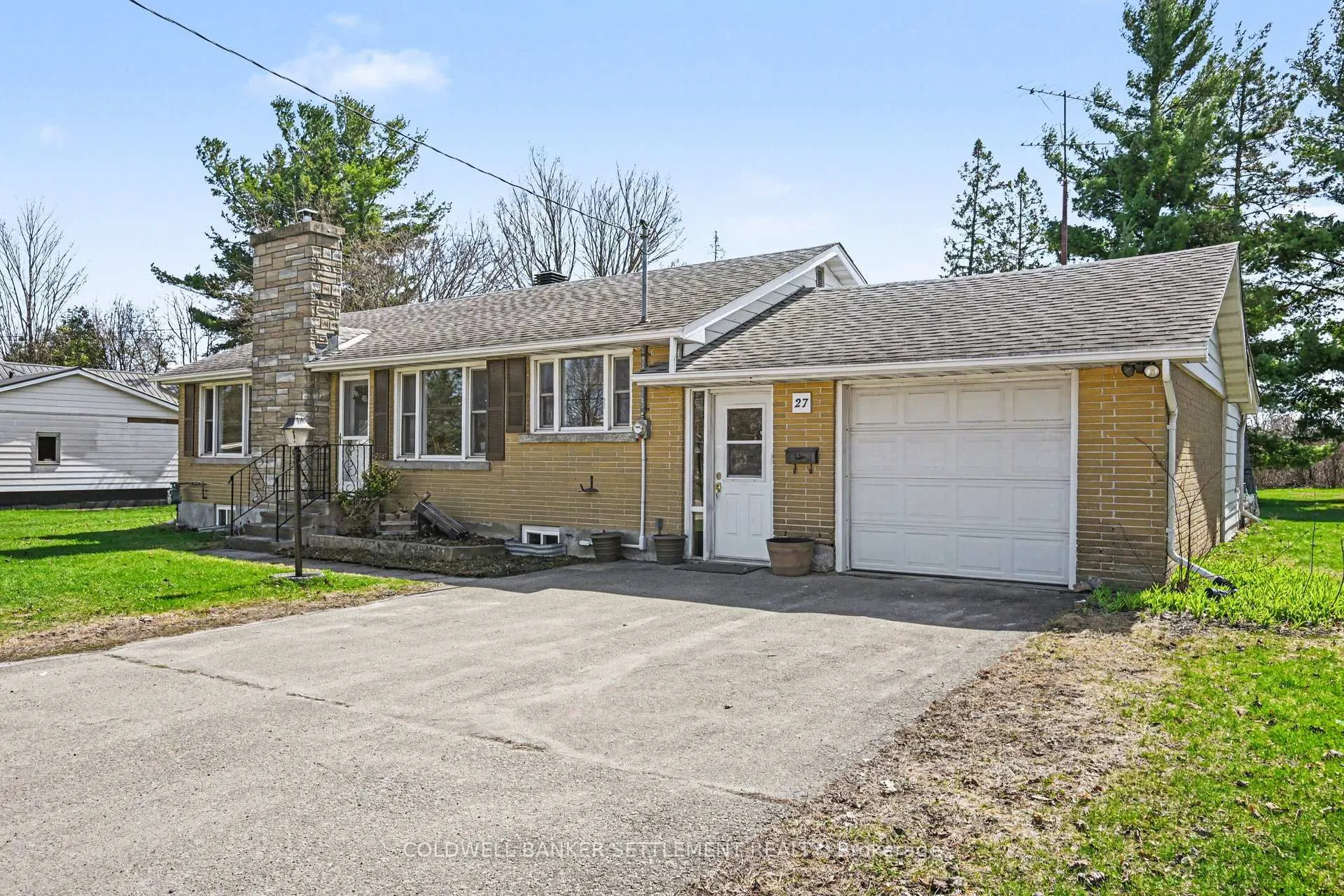 Photo 2 of 27 Broadview Avenue W, Smiths Falls — HOMEH