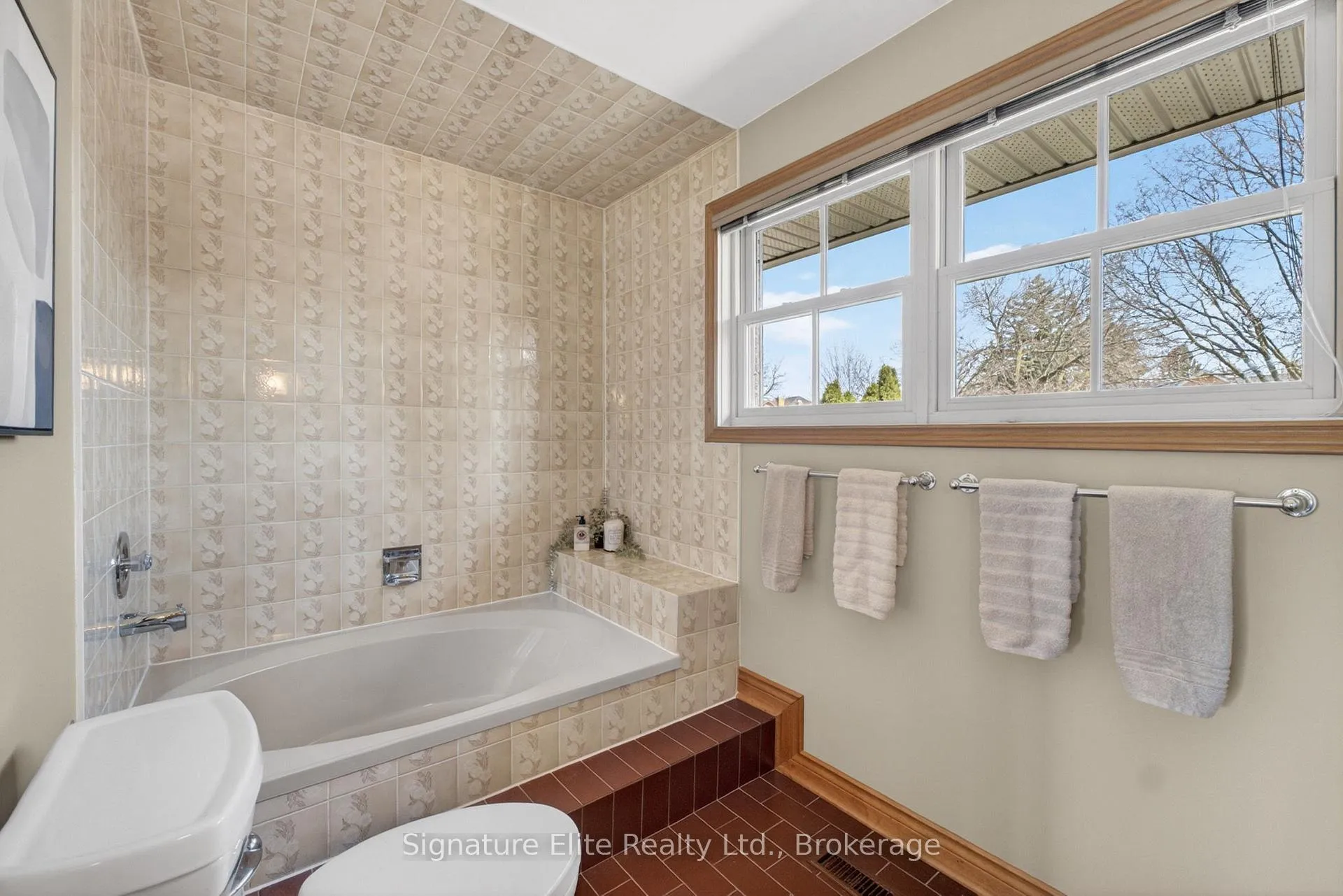 Photo 30 of 108 Golf Links Drive, Aurora, Aurora Highlands — HOMEH