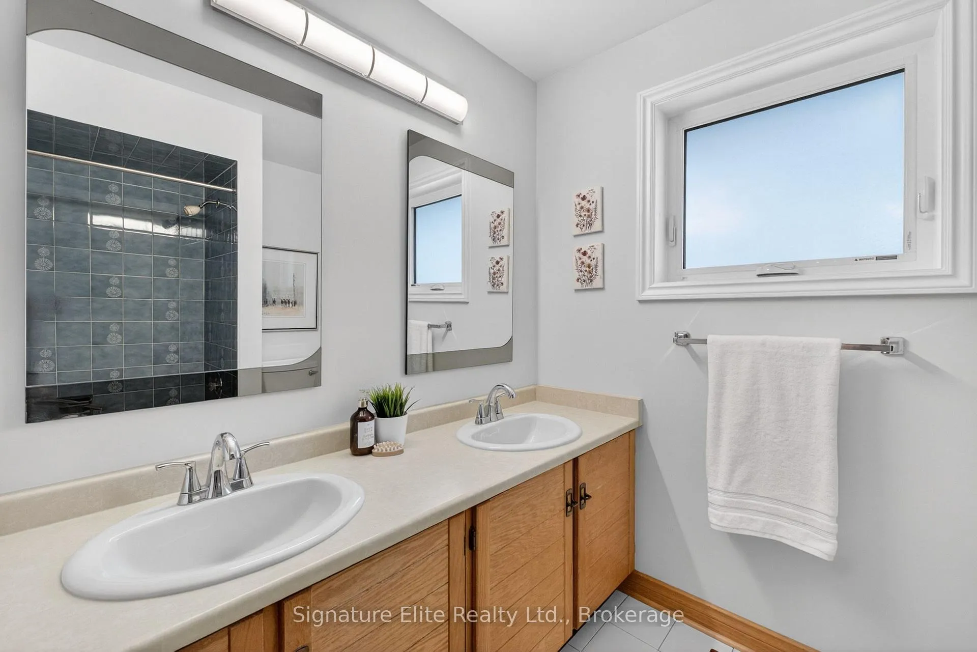 Photo 38 of 108 Golf Links Drive, Aurora, Aurora Highlands — HOMEH