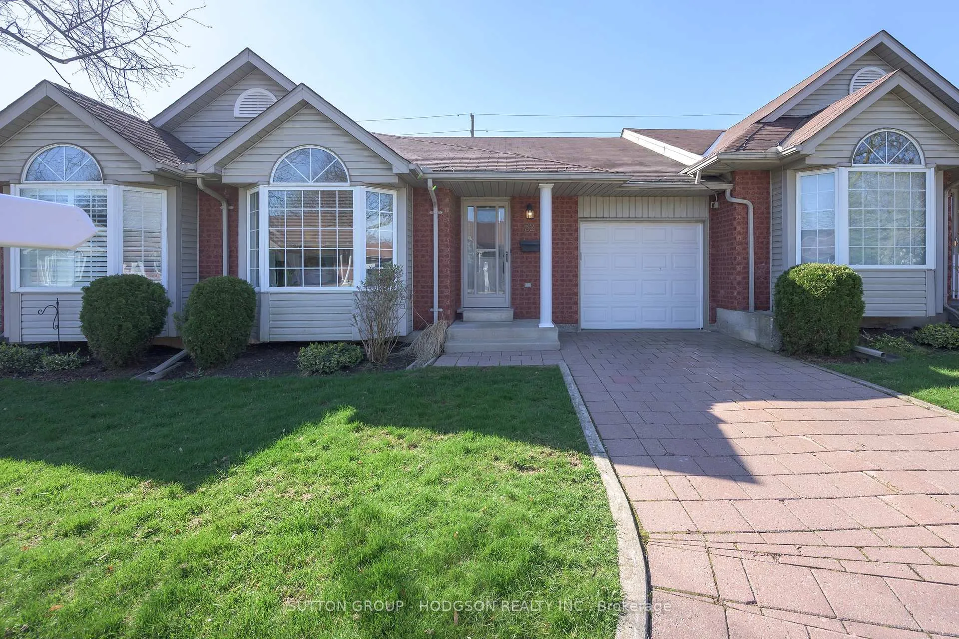 Front of Unit 32, 875 Thistledown Way