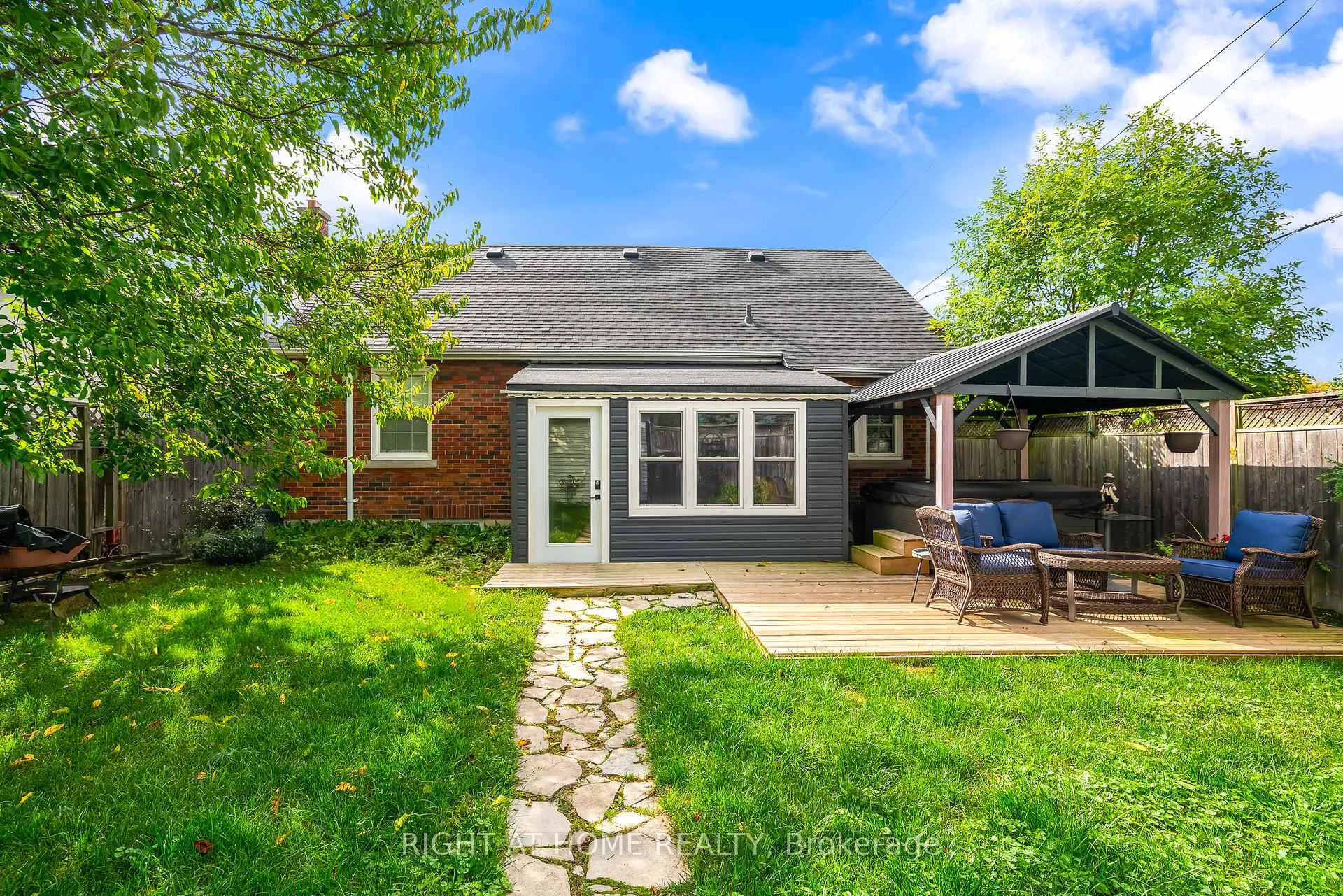 Photo 3 of 5201 Valley Way, Niagara Falls, Cherrywood — HOMEH