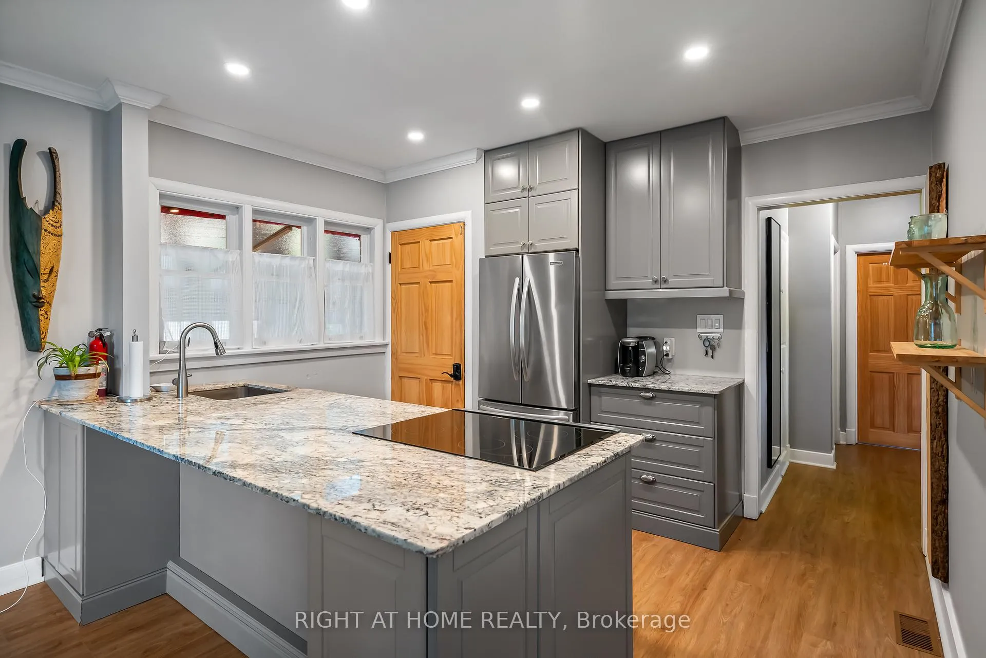 Photo 9 of 5201 Valley Way, Niagara Falls, Cherrywood — HOMEH