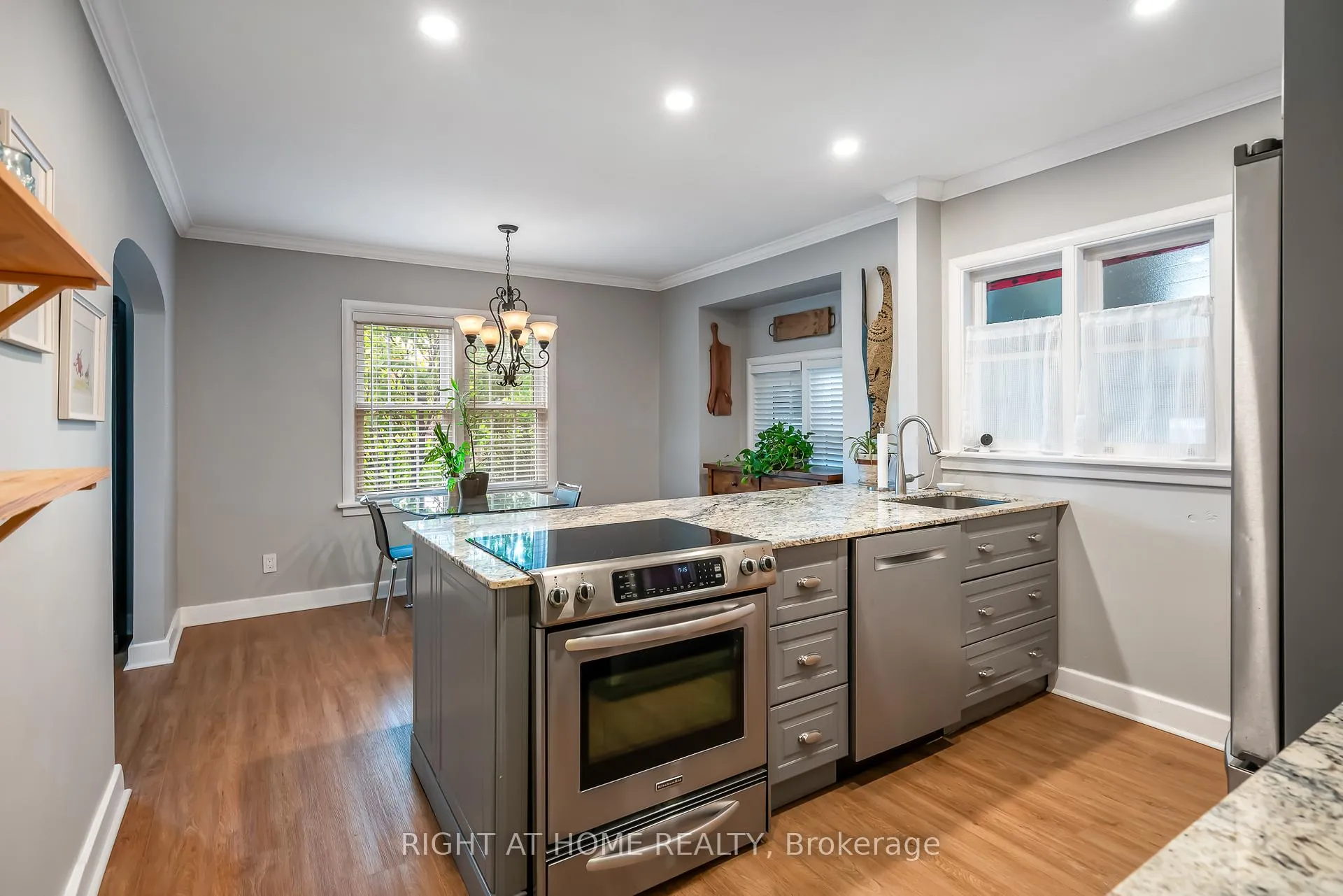 Photo 10 of 5201 Valley Way, Niagara Falls, Cherrywood — HOMEH