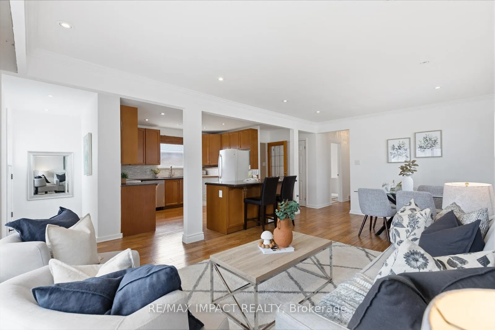 Photo 5 of 918 McCullough Drive, Whitby, Downtown Whitby — HOMEH