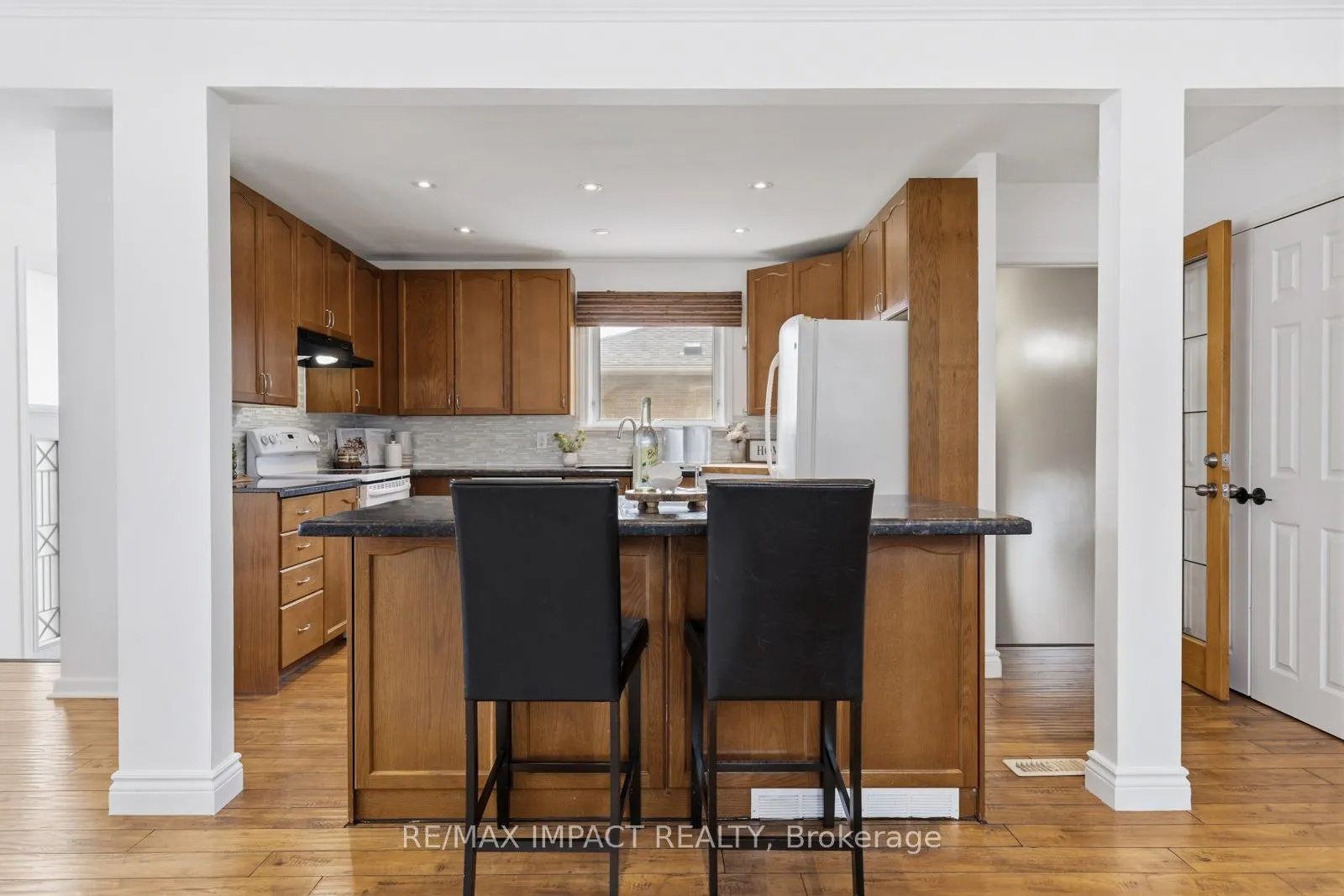 Photo 9 of 918 McCullough Drive, Whitby, Downtown Whitby — HOMEH