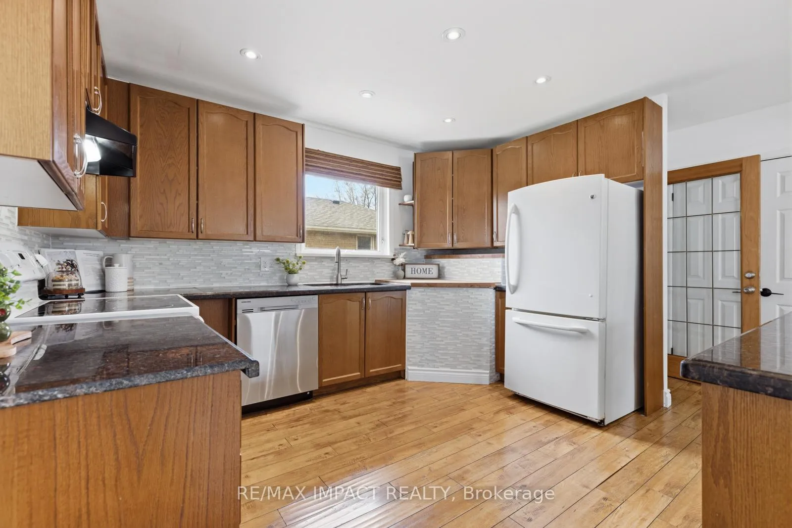 Photo 10 of 918 McCullough Drive, Whitby, Downtown Whitby — HOMEH