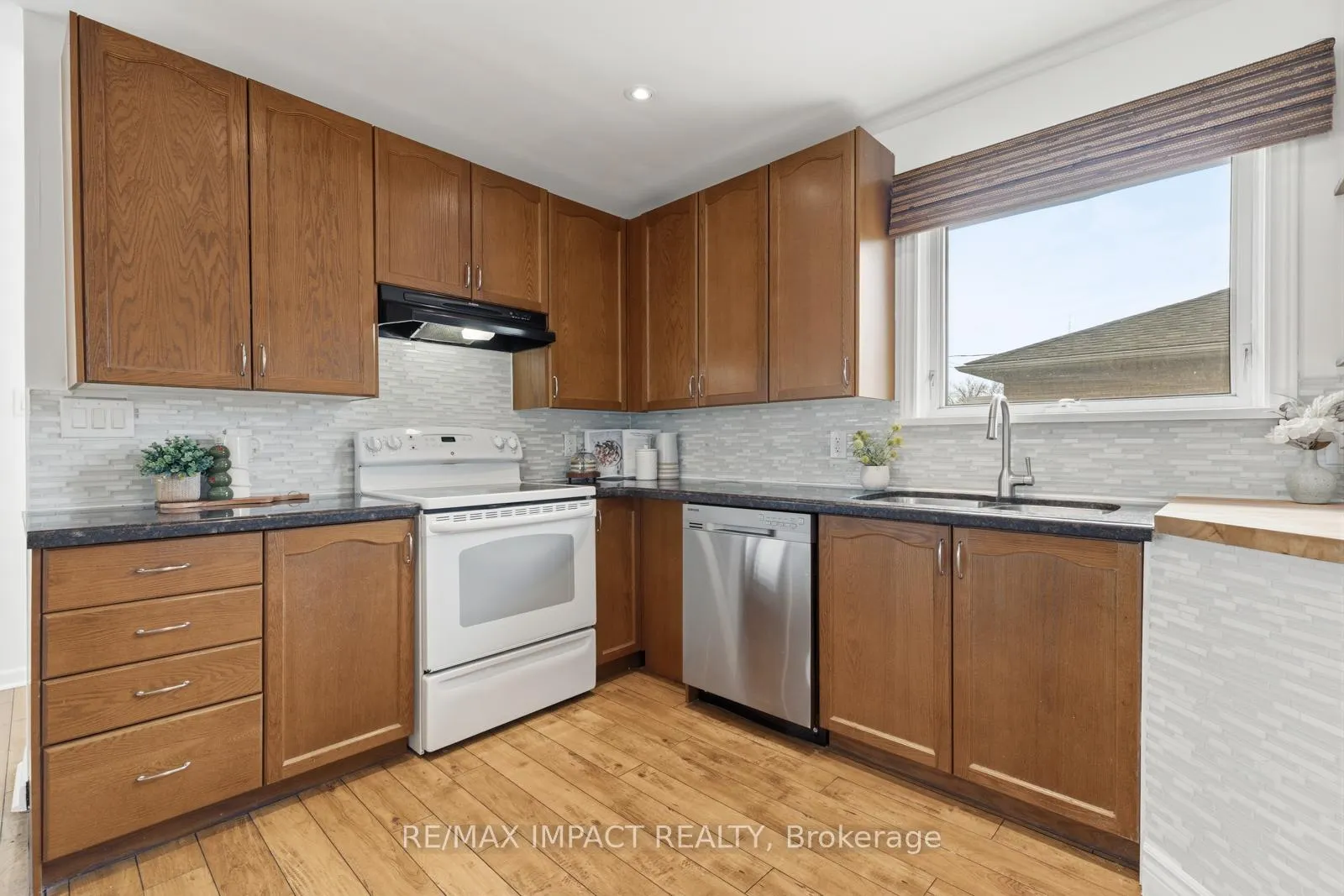 Photo 12 of 918 McCullough Drive, Whitby, Downtown Whitby — HOMEH