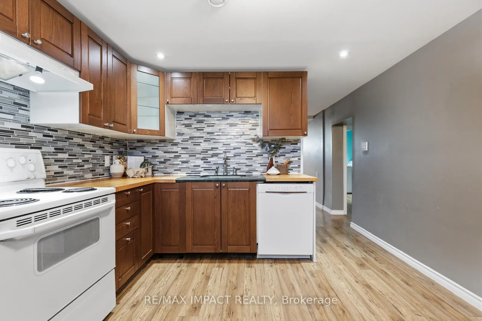 Photo 27 of 918 McCullough Drive, Whitby, Downtown Whitby — HOMEH