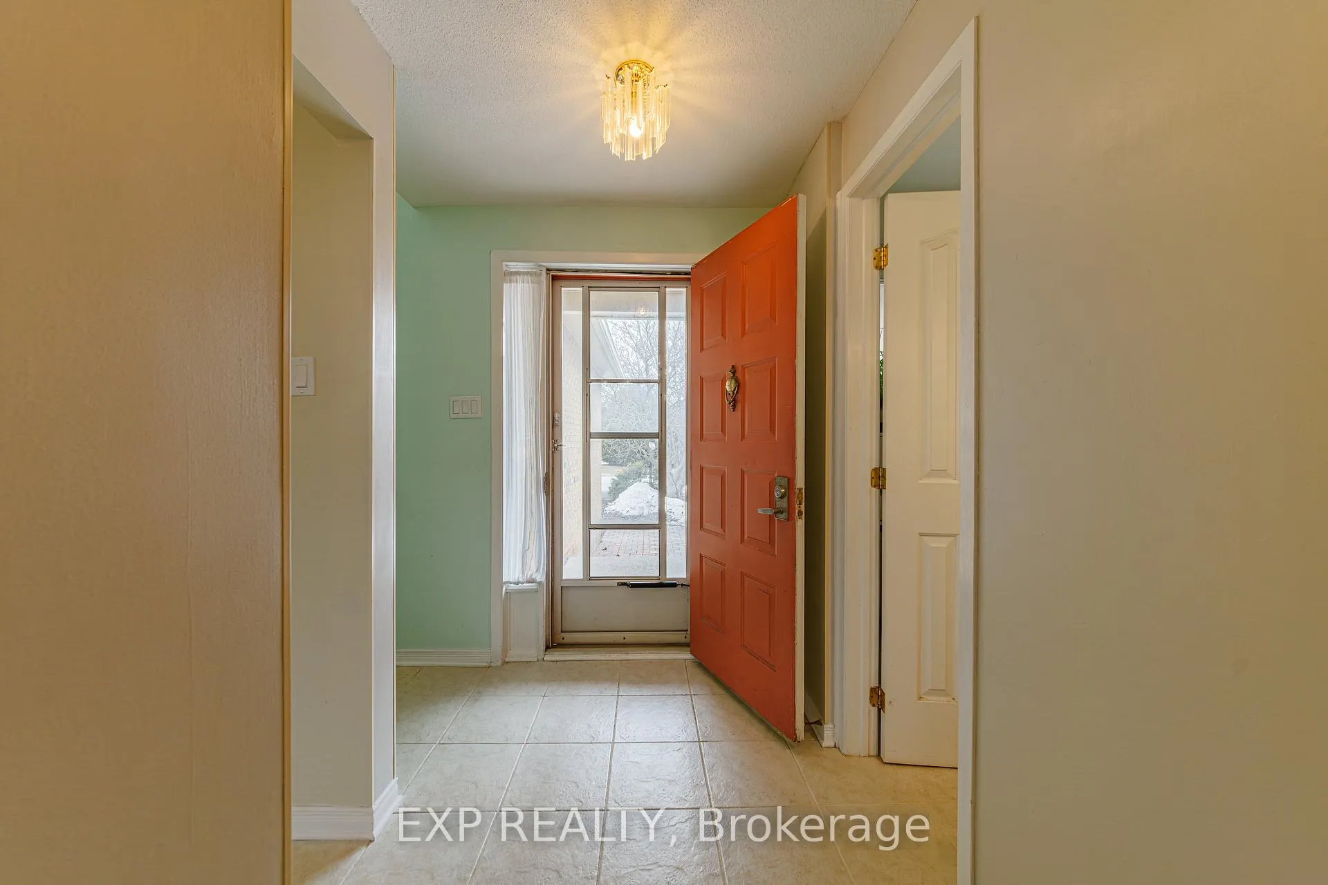 Photo 4 of 31 Coolspring Crescent, Ottawa, Borden Farm/Stewart Farm/Carleton Heights/Parkwood Hills — HOMEH