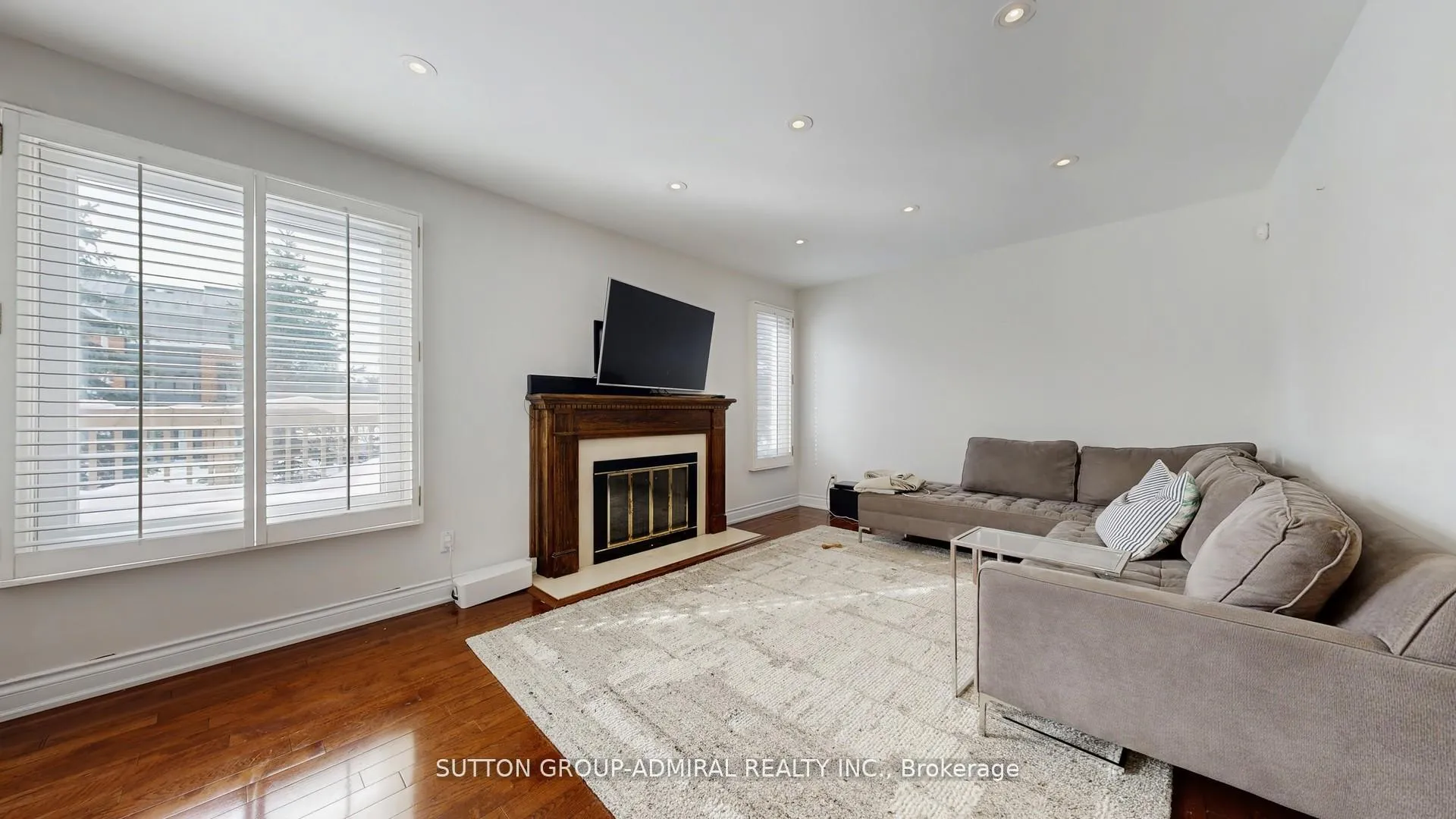 Photo 2 of 239 Rose Green Drive, Vaughan, Uplands — HOMEH
