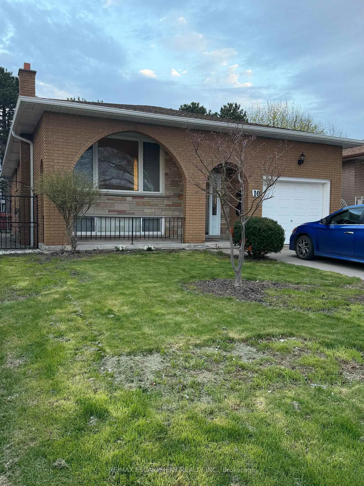 Photo 2 of Unit UPPER, 10 Fairington Crescent, Hamilton, Kentley — HOMEH