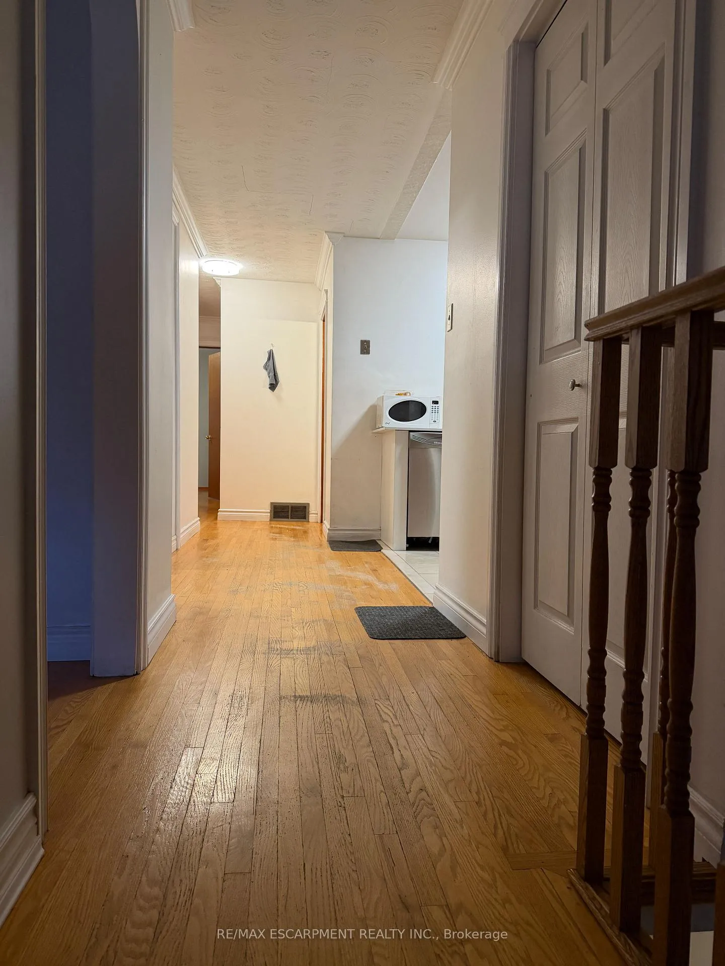 Photo 3 of Unit UPPER, 10 Fairington Crescent, Hamilton, Kentley — HOMEH