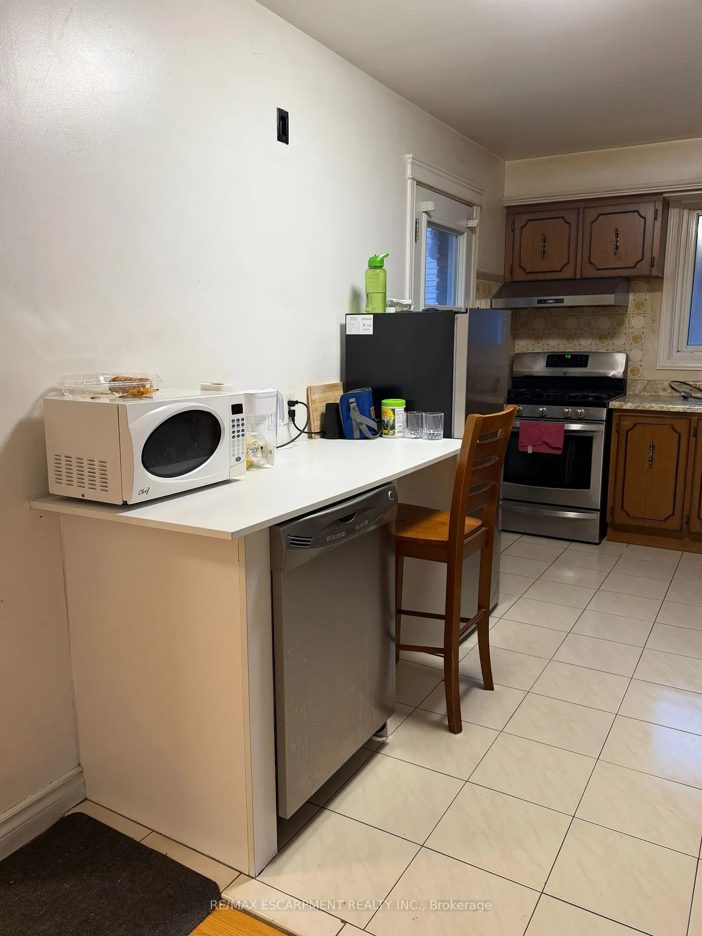 Photo 5 of Unit UPPER, 10 Fairington Crescent, Hamilton, Kentley — HOMEH