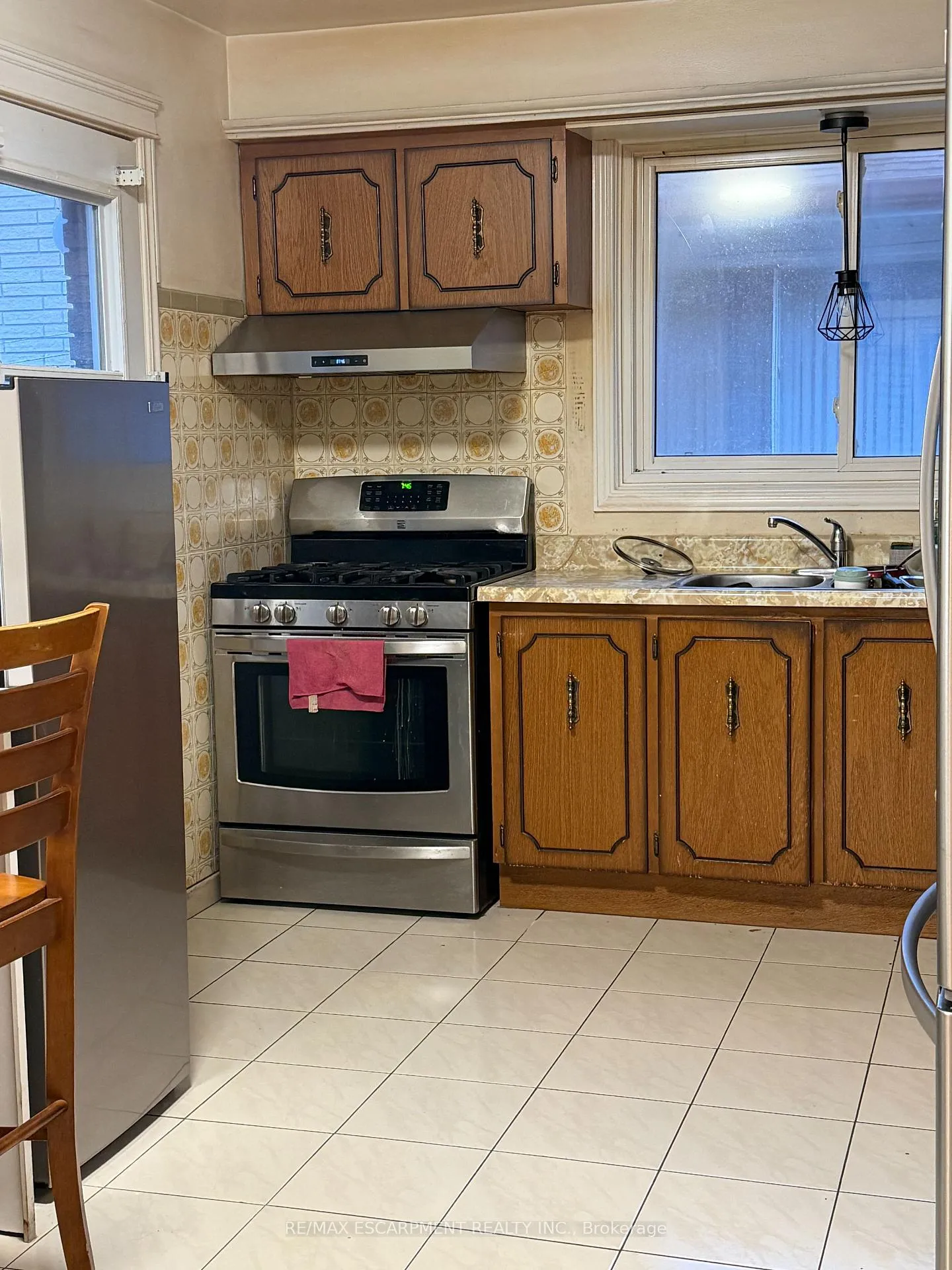 Photo 6 of Unit UPPER, 10 Fairington Crescent, Hamilton, Kentley — HOMEH