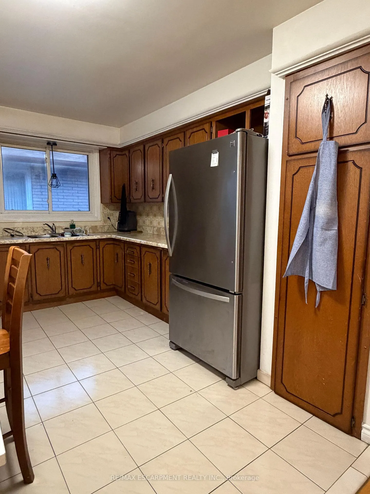 Photo 7 of Unit UPPER, 10 Fairington Crescent, Hamilton, Kentley — HOMEH