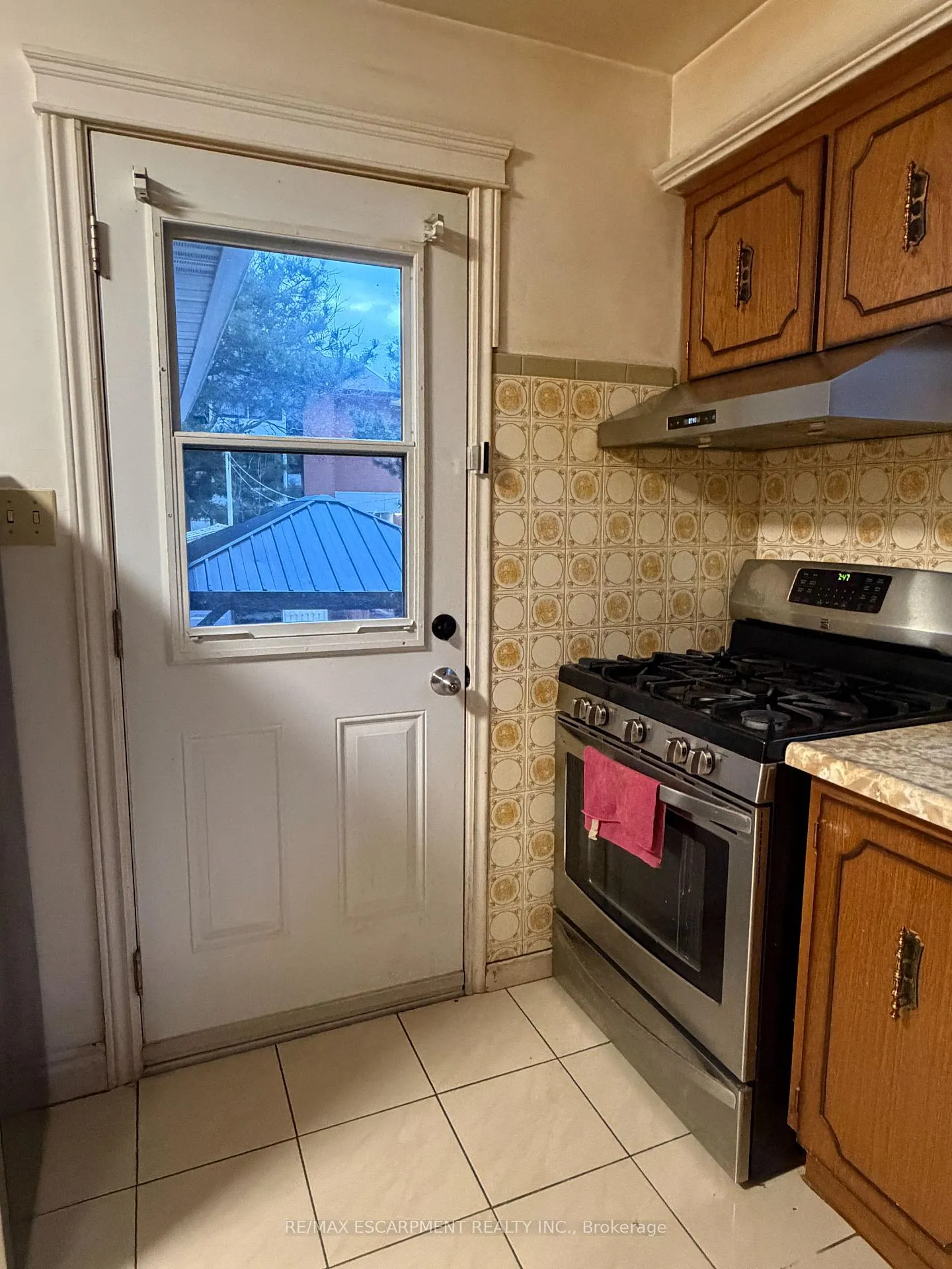 Photo 8 of Unit UPPER, 10 Fairington Crescent, Hamilton, Kentley — HOMEH