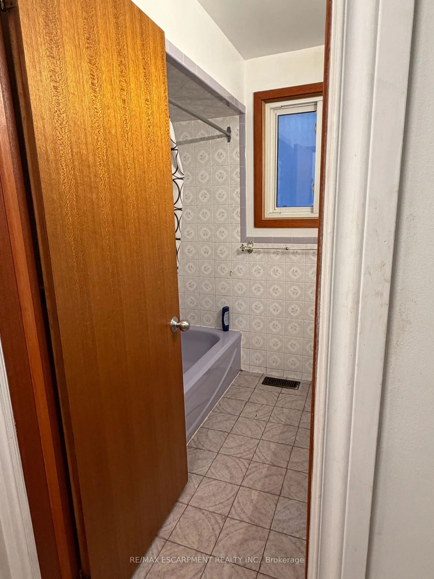 Photo 15 of Unit UPPER, 10 Fairington Crescent, Hamilton, Kentley — HOMEH