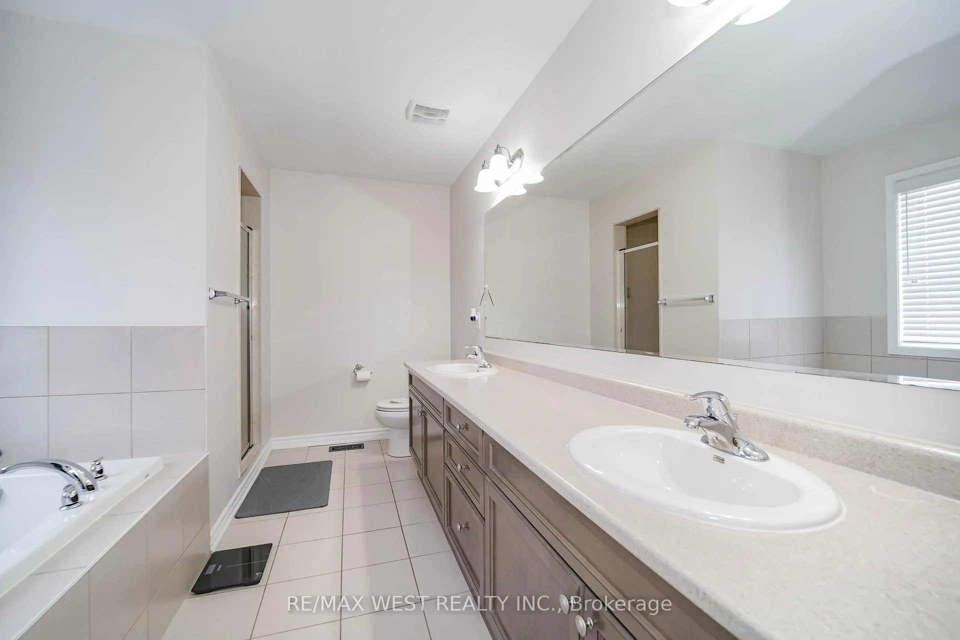Photo 8 of 7 Aldersgate Drive, Brampton, Northwest Brampton — HOMEH
