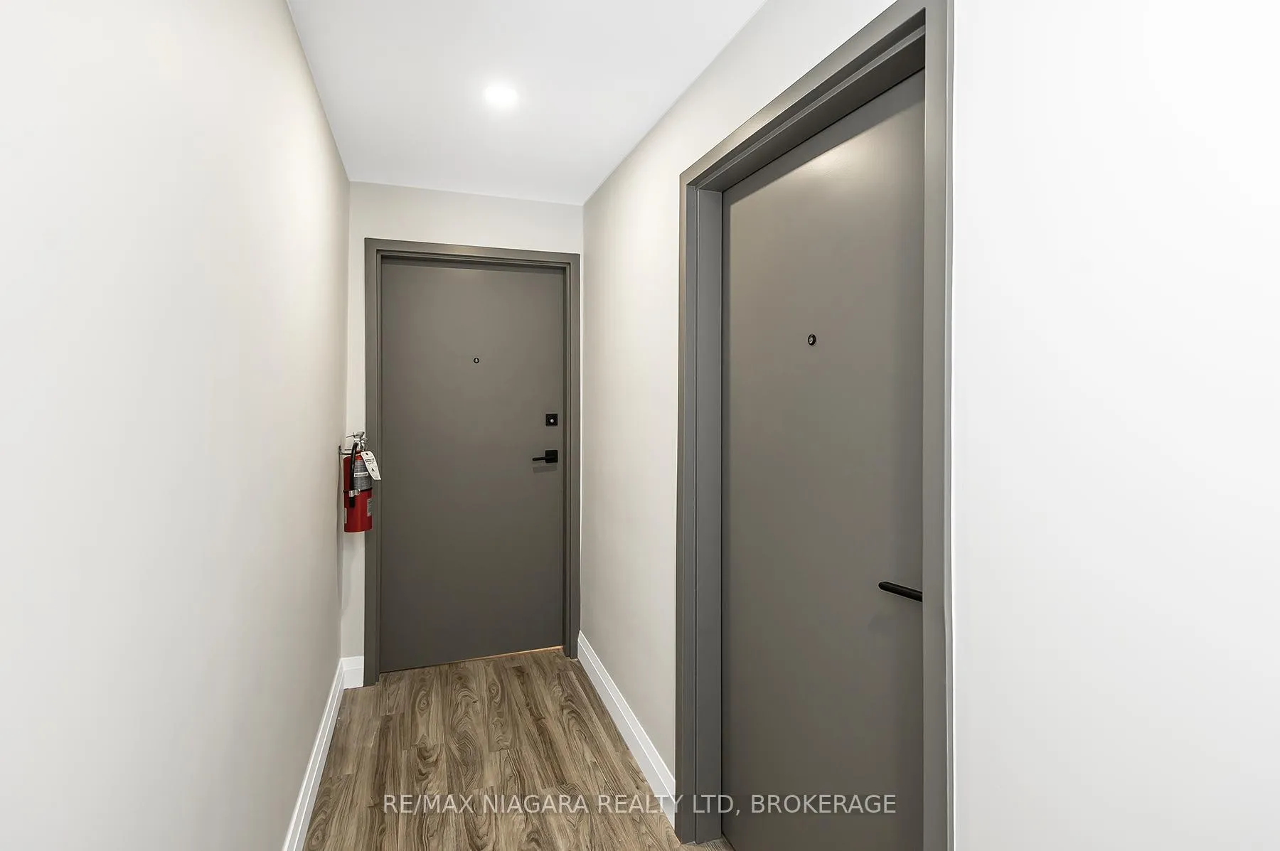 Photo 4 of Unit Unit 2, 264 West Street, Port Colborne, Sugarloaf — HOMEH