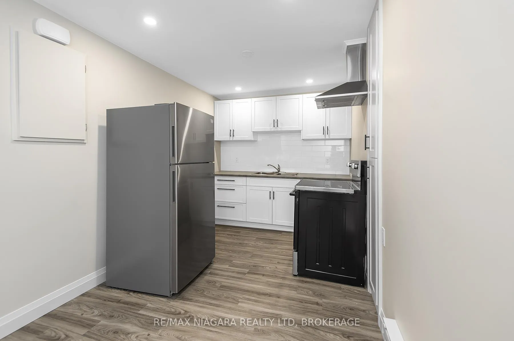Photo 6 of Unit Unit 2, 264 West Street, Port Colborne, Sugarloaf — HOMEH
