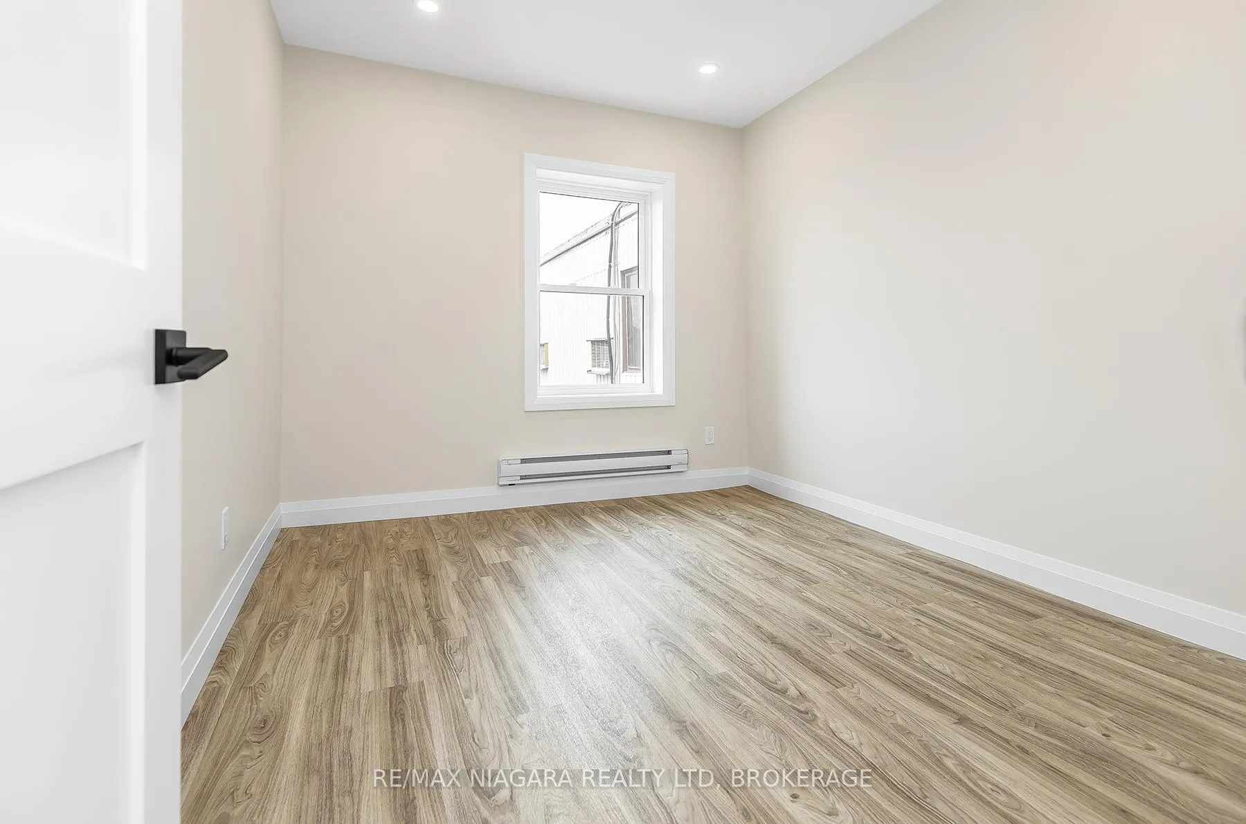 Photo 10 of Unit Unit 2, 264 West Street, Port Colborne, Sugarloaf — HOMEH