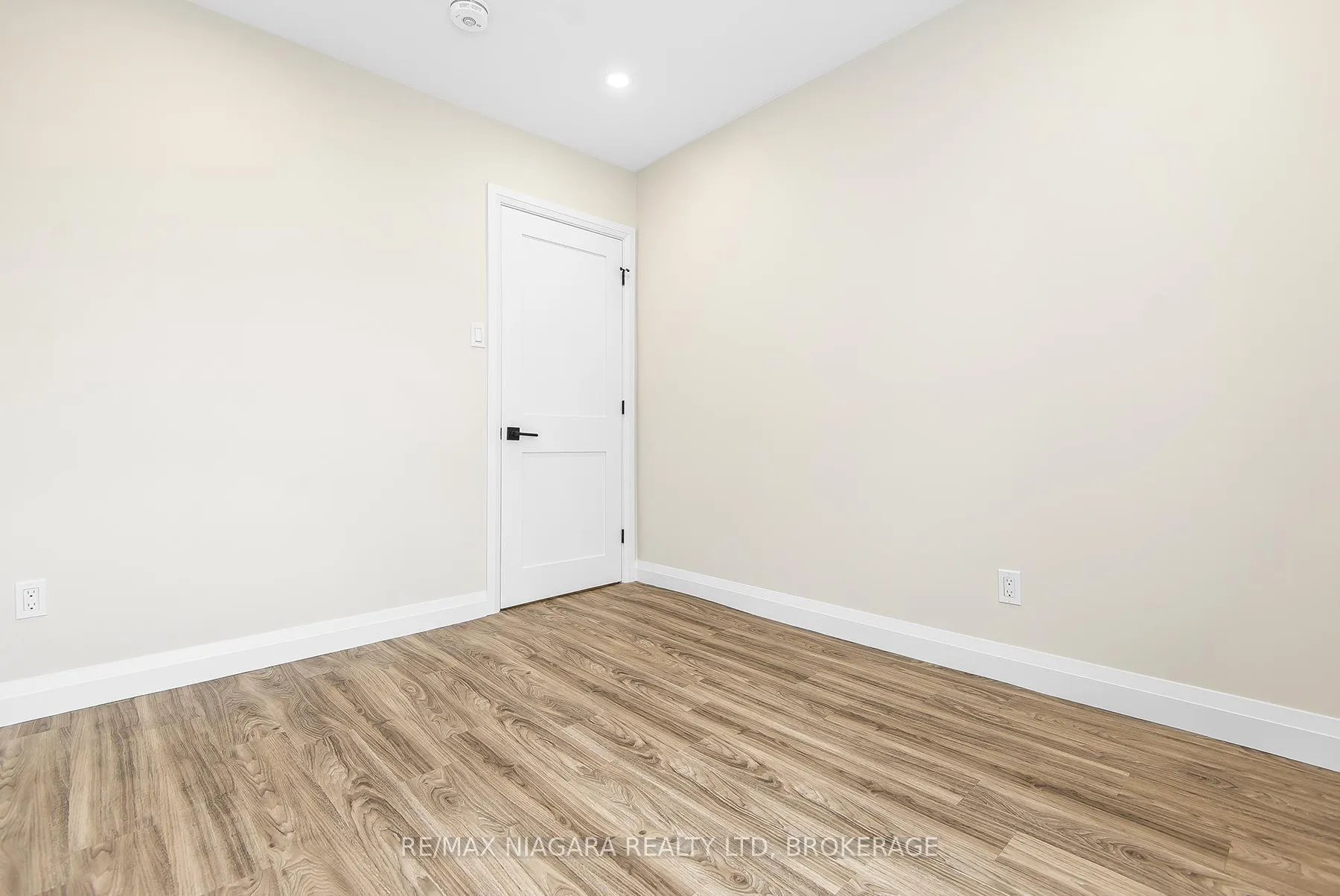 Photo 11 of Unit Unit 2, 264 West Street, Port Colborne, Sugarloaf — HOMEH