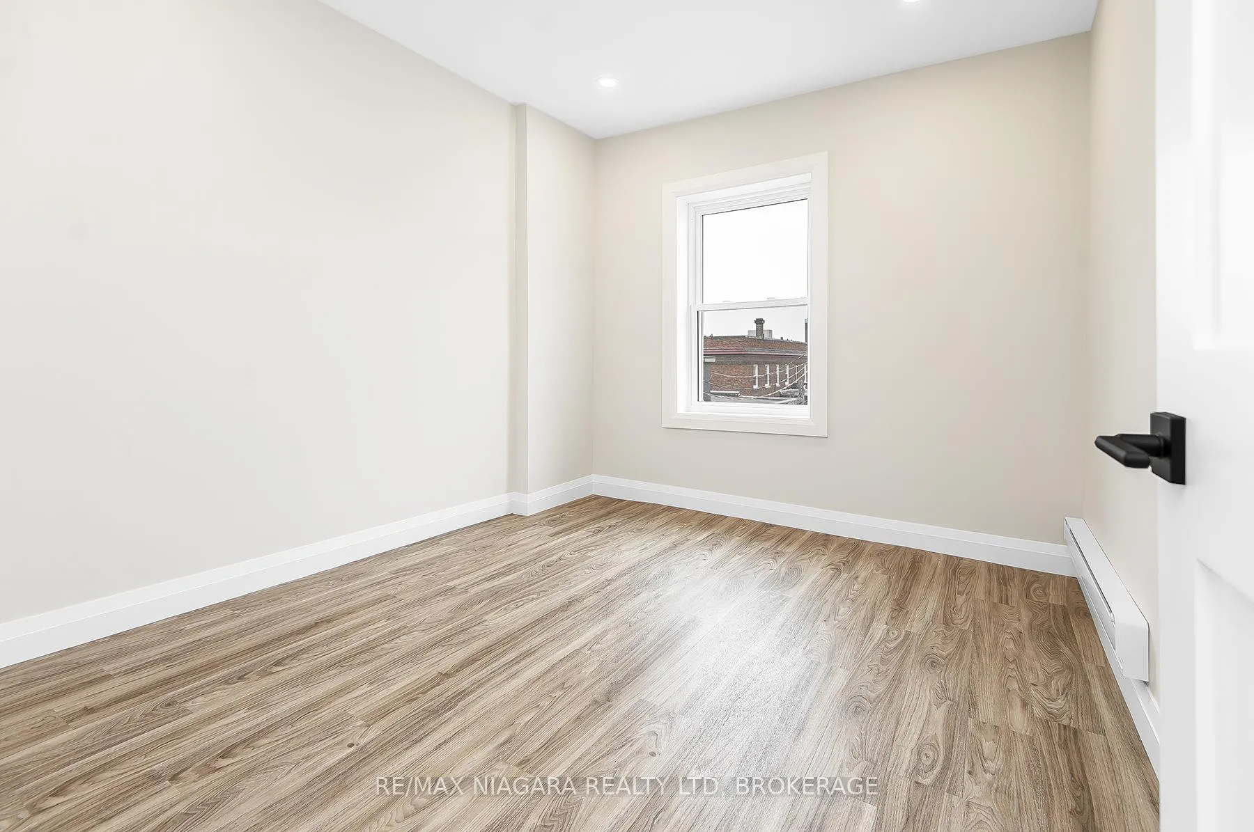 Photo 12 of Unit Unit 2, 264 West Street, Port Colborne, Sugarloaf — HOMEH