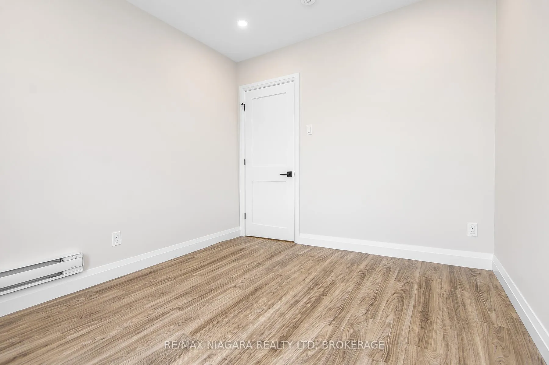 Photo 13 of Unit Unit 2, 264 West Street, Port Colborne, Sugarloaf — HOMEH