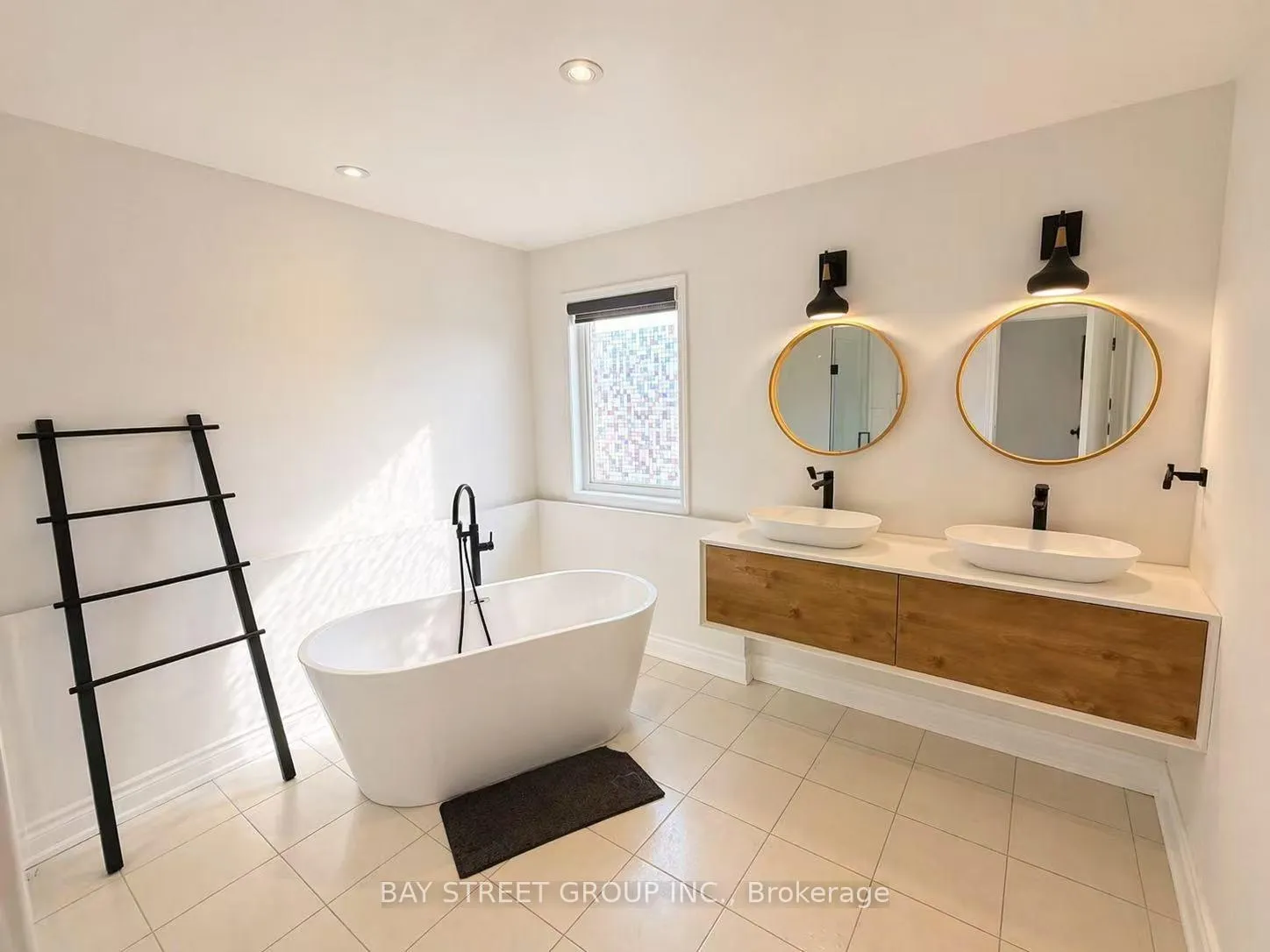Photo 25 of Unit Upper Level, 42 Fouracre Way, Aurora, Bayview Northeast — HOMEH