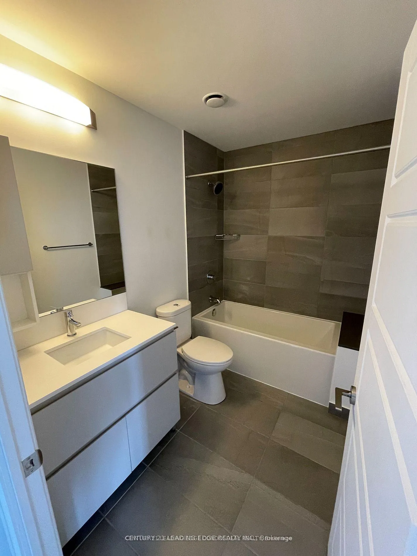 Photo 4 of Unit 2001, 15 Water Walk Drive, Markham, Unionville — HOMEH