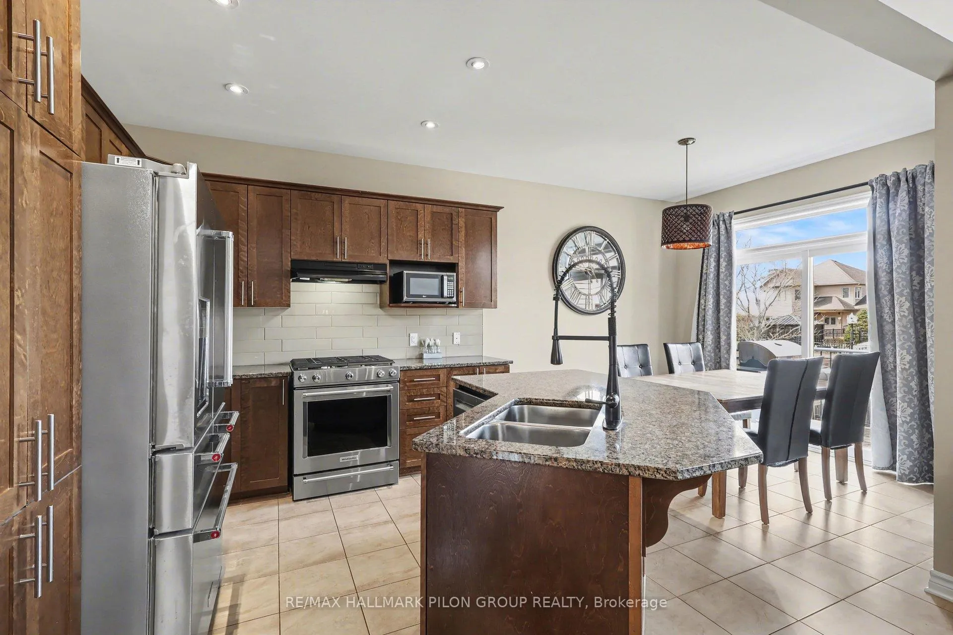 Photo 6 of 865 Contour Street, Ottawa, Mer Bleue/Bradley Estates/Anderson Park — HOMEH