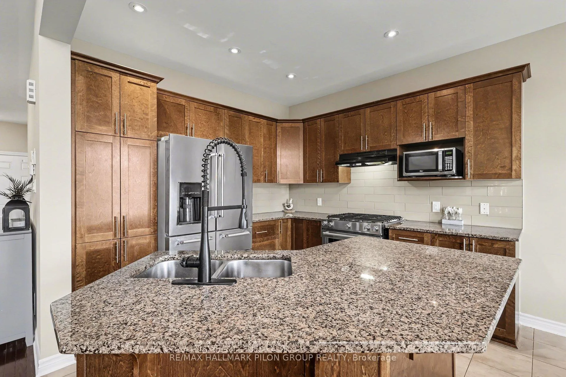 Photo 8 of 865 Contour Street, Ottawa, Mer Bleue/Bradley Estates/Anderson Park — HOMEH